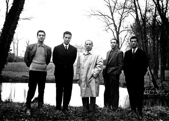 Les cinq membres du Gouvernement provisoire de la République algérienne (GPRA), internés au chateau d'Aunoy, en Seine et Marne ,du 7 décembre 1961 au 20 mars 1962. De gauche à droite : Hocine Aît Ahmed, Ahmed Ben Bella, Mohamed Khider, Mohamed Boudiaf et Rabah Bitat. Exclusif A.P.S./ Minitère tunisien de l'Information.JAARCHIVE