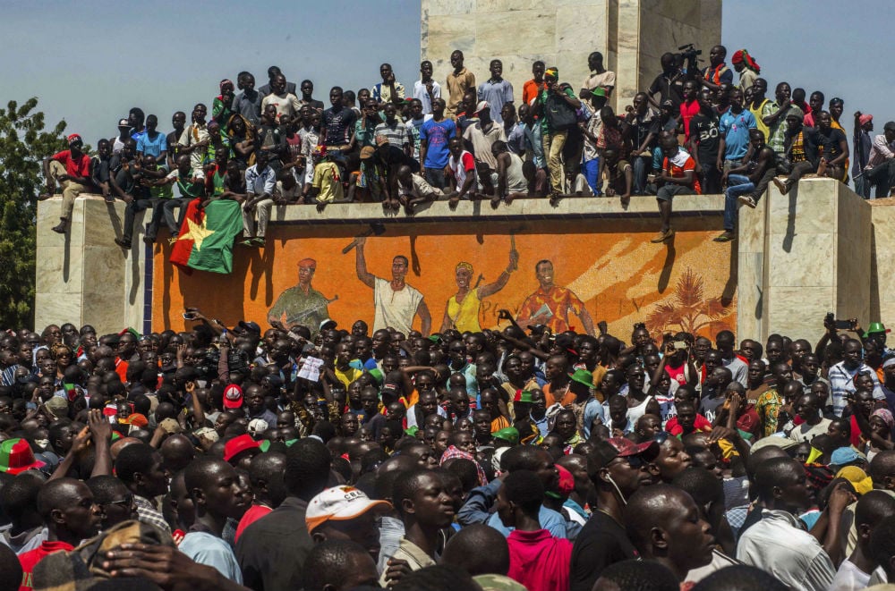Des manifestants burkinabè, le 31 octobre 2014 à Ouagadougou. © Theo Renaut/AP/SIPA