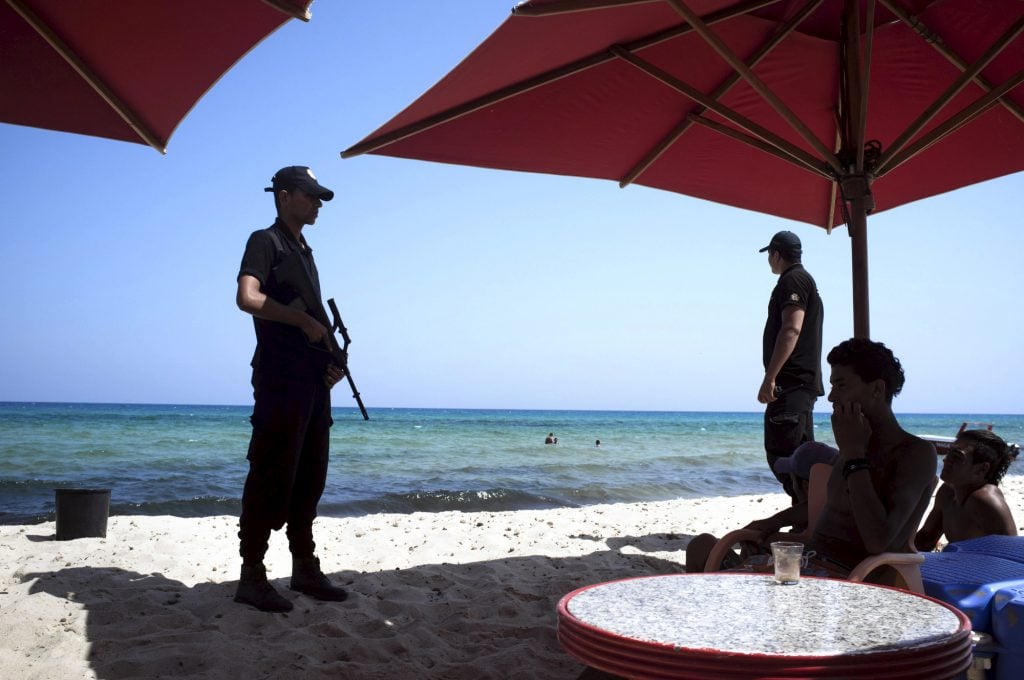 Police touristique à Hammamet, en juillet 2015, quelques jours après l’attentat de Sousse, qui avait fait 38 morts. « Nous avons beaucoup investi en moyens matériels et humains » face au terrorisme, affirme le chef du gouvernement. © Augustin Le Gall/HAYTHAM-REA