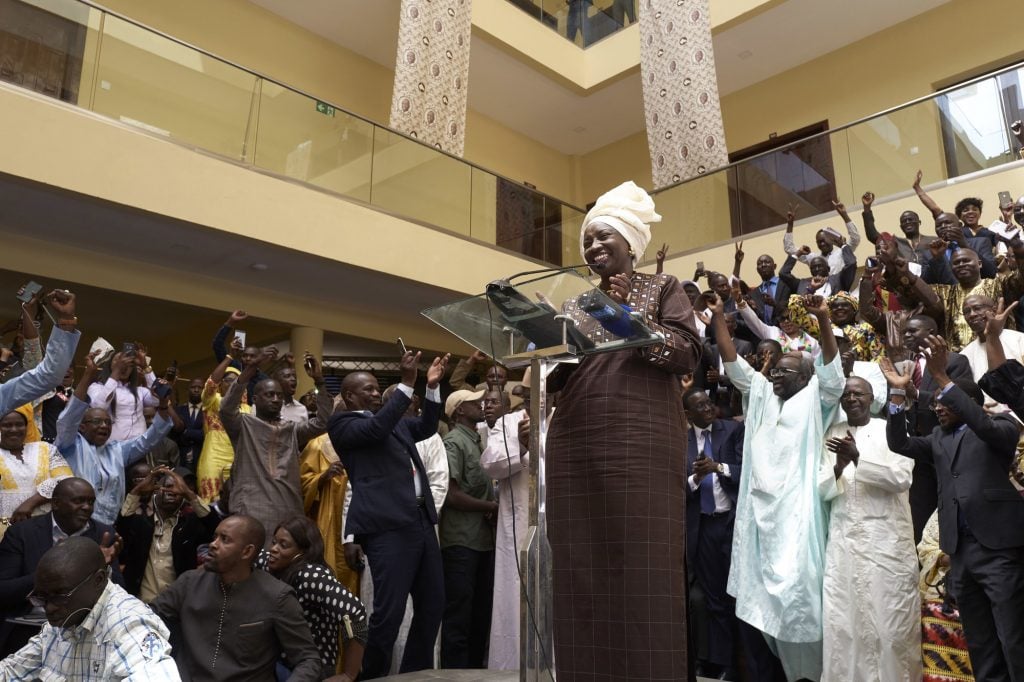 L’ex-Première ministre Aminata Touré se félicitant des résultats au QG de Macky Sall, le 28 février. © MICHELE CATTANI/AFP