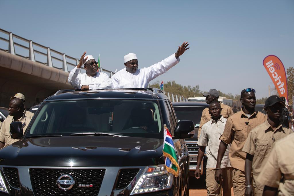 Macky Sall et Adama Barrow, lors de l'inauguration du pont de Farafenni, le 21 janvier 2019. © Sylvain Cherkaoui pour JA