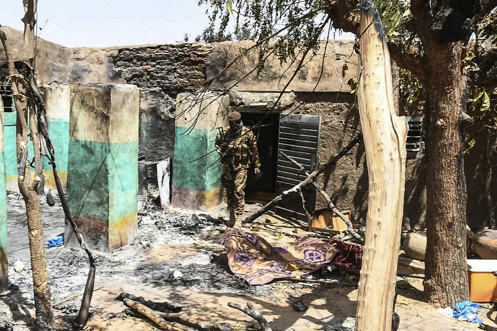 Une soldat malien sur les lieux de la tuerie d'Ogossagou, dans le centre du Mali, en mars 2019. © DR / Présidence malienne