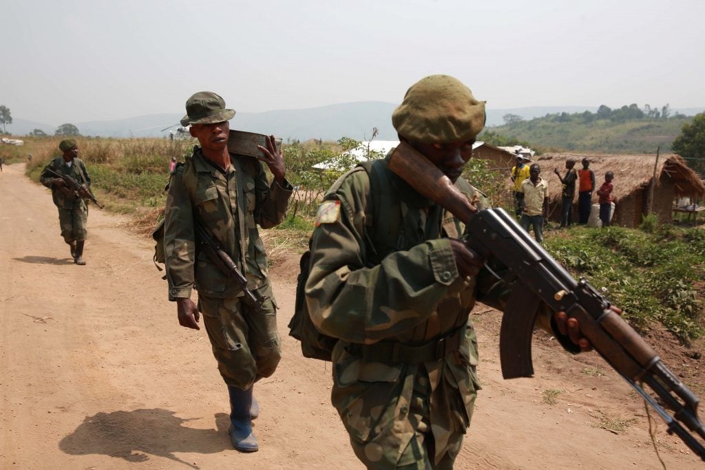 Des soldats des Forces armées de la RDC, lors d'une opération contre les rebelles rwandais des FDLR, en février 2015 dans le Sud-Kivu. © Photo MONUSCO/Abel Kavanagh