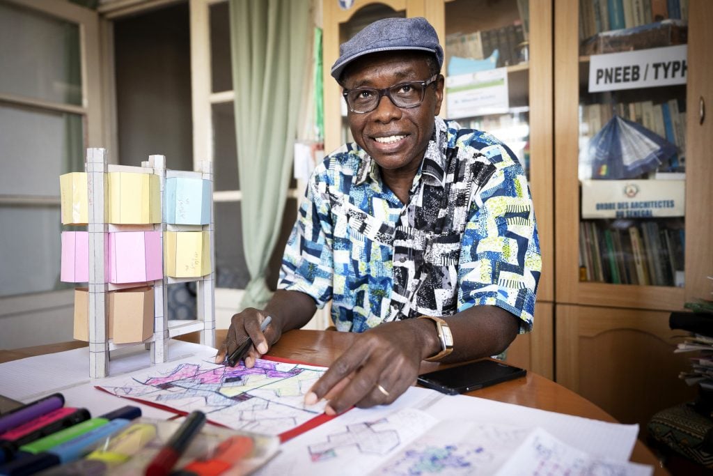 L'architecte Mbacke Niang, dans ses bureaux à Dakar. © Youri Lenquete pour JA