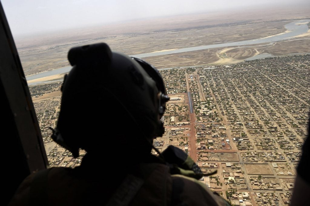 Vue depuis un hélicoptère français de l'opération Barkhane, en mai 2017 au dessus de Gao, dans le nord du Mali. © Christophe Petit Tesson/AP/SIPA