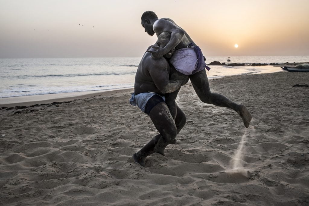 Sur la plage de Mbour (ci-contre et en bas à droite). Celui qu’on surnomme aussi le B52 est parfois dur avec ses partenaires d’entraînement. © Sylvain Cherkaoui pour JA
