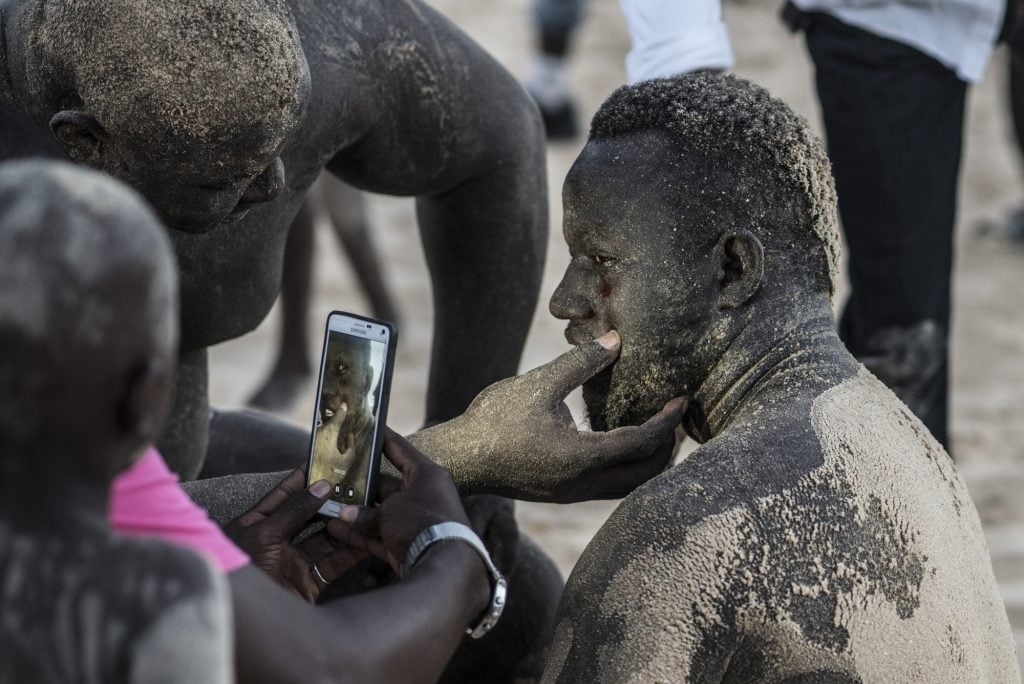 Le lutteur Bombardier s'entraine à la lutte à la plage à Mbour. Il est parfois dur avec ses partenaires d'entrainement. © Sylvain Cherkaoui pour JA