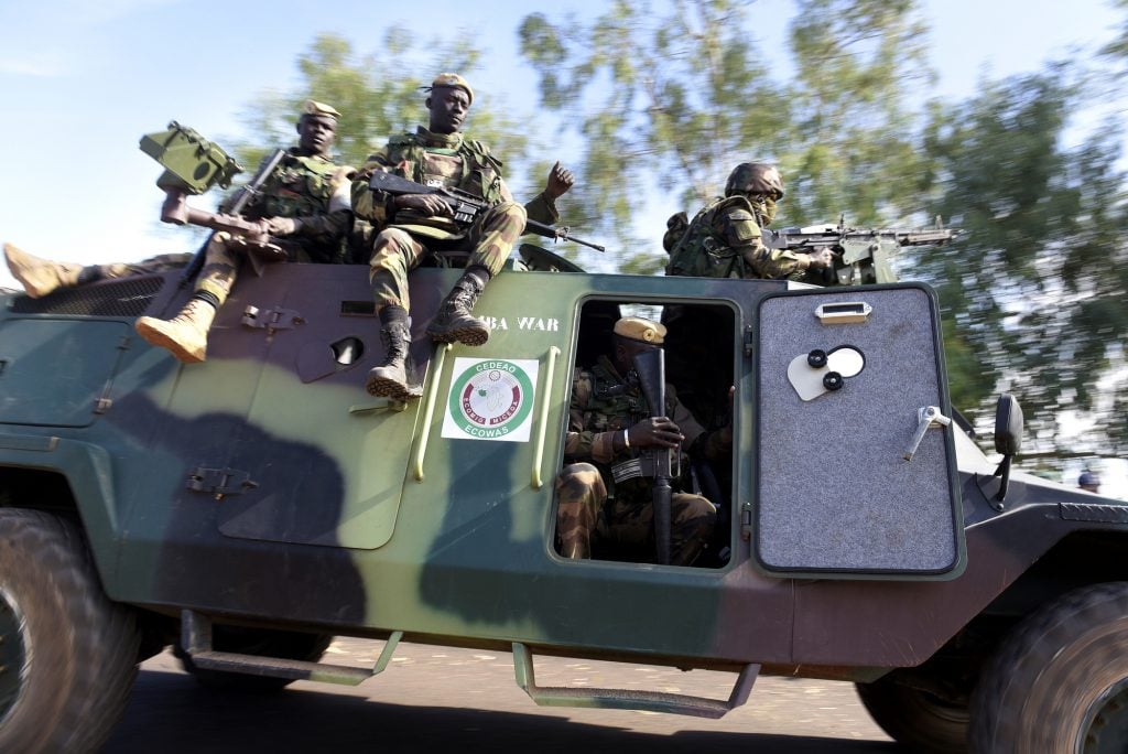 Patrouille de soldats de la Cedeao, à Farafégny, en Gambie, le 22 janvier 2017, au lendemain du départ en exil de l’ex-président Yahya Jammeh. © SEYLLOU/AFP