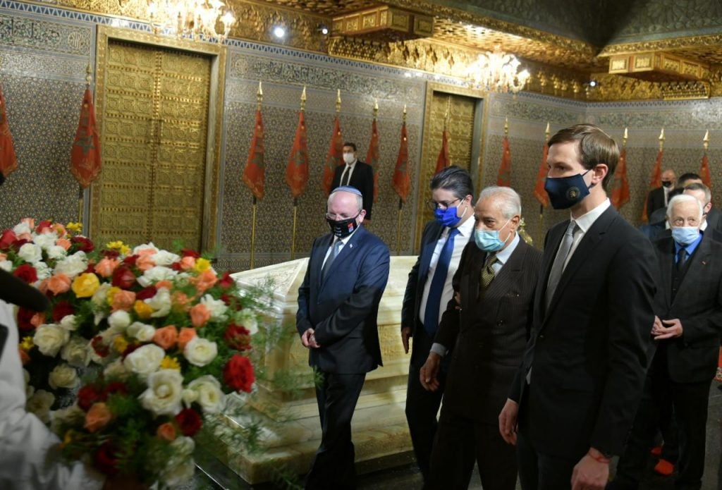 Meir Ben Shabbat et Jared Kushner au mausolée Mohammed V, à Rabat, le 22 décembre 2020. © MAE