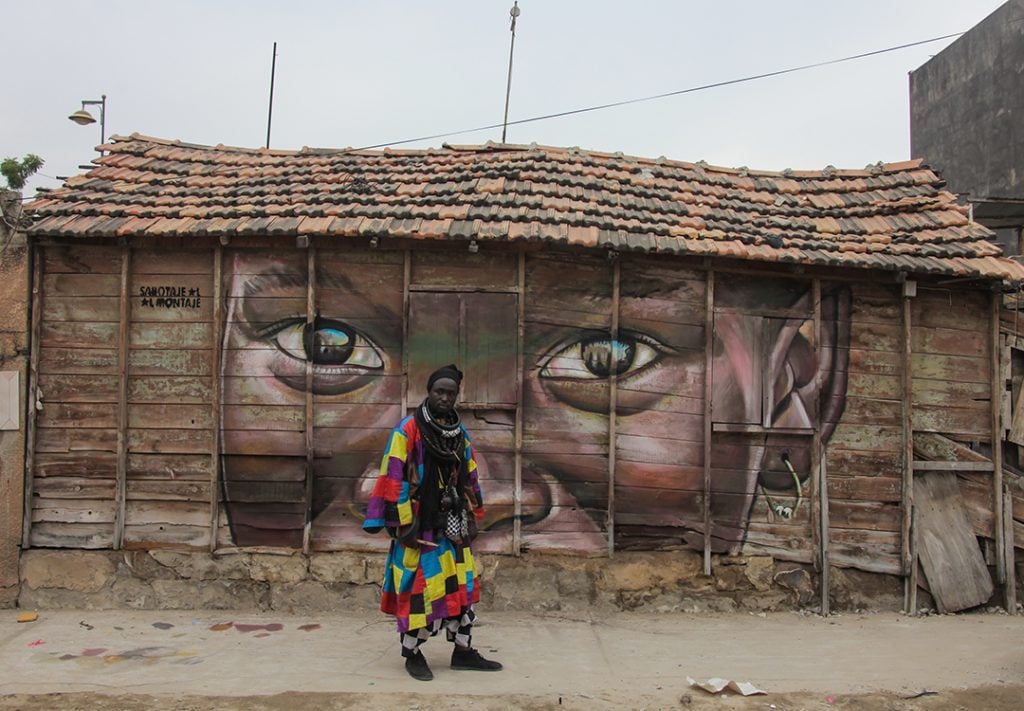 Photographie de Djibril Dramé, issue de sa série « Colorful Heart, Ma ville colorée », un graff réalisé par Sabotaje Al Montaje dans la Médina de Dakar. © DJIBRIL DRAME