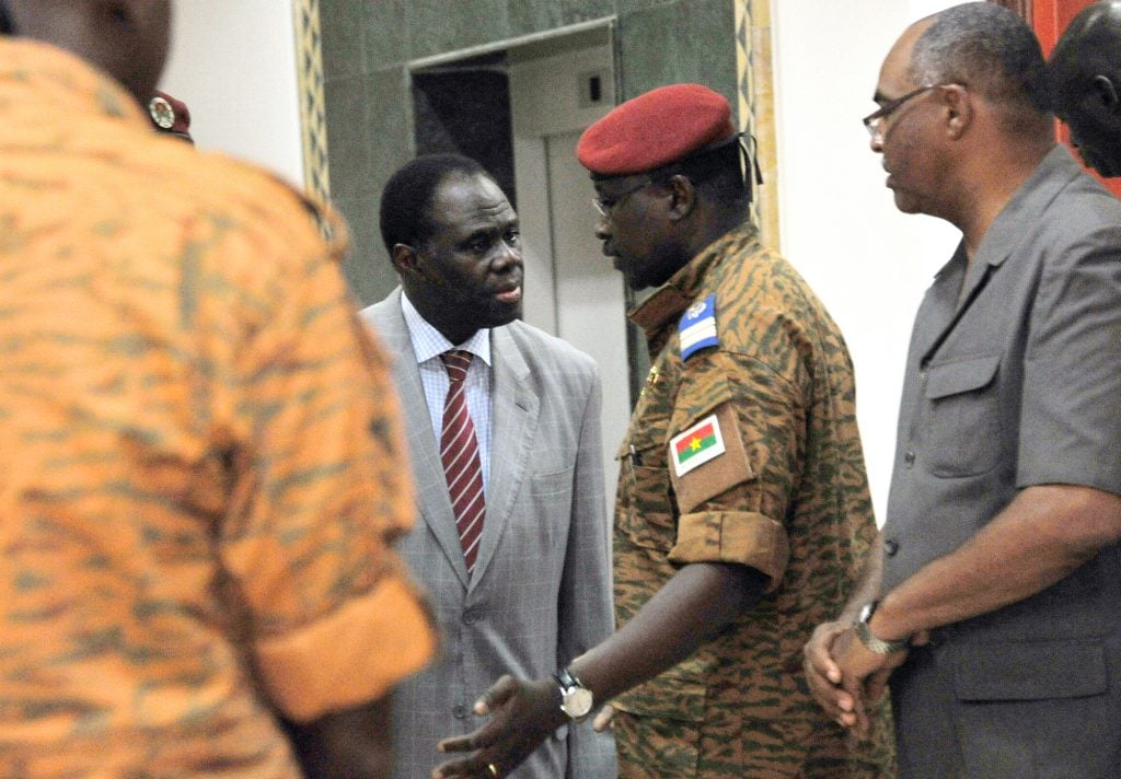 Avec son Premier ministre, Yacouba Isaac Zida, le 19 novembre 2014. « Lui seul sait pourquoi il s’obstine à ne pas rentrer au pays. » © Kambou Sia/AFP