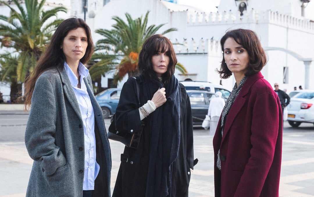 De gauche à droite, les actrices Maïwenn, Isabelle Adjani, et Rachida Brakni, à l'affiche de « Sœurs », long métrage de Yamina Benguigui. © John WAXXX