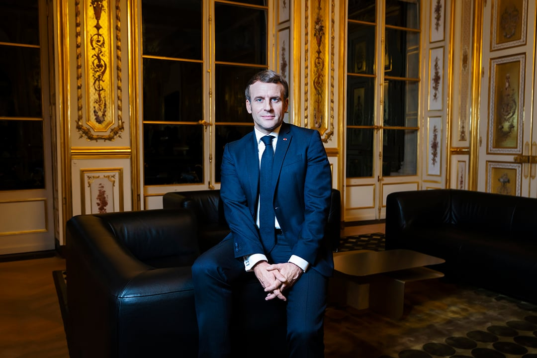 Emmanuel Macron, le 16 novembre 2020, dans le Salon doré du palais de l'Élysée. © François Grivelet pour JA