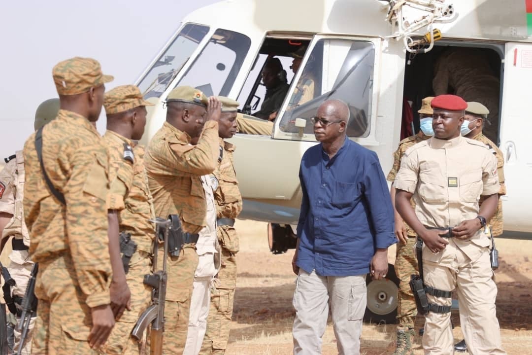 Le ministre de la Défense Cherif Sy arrive à Sebba, le 14 mai 2021. © Forces armées du Burkina