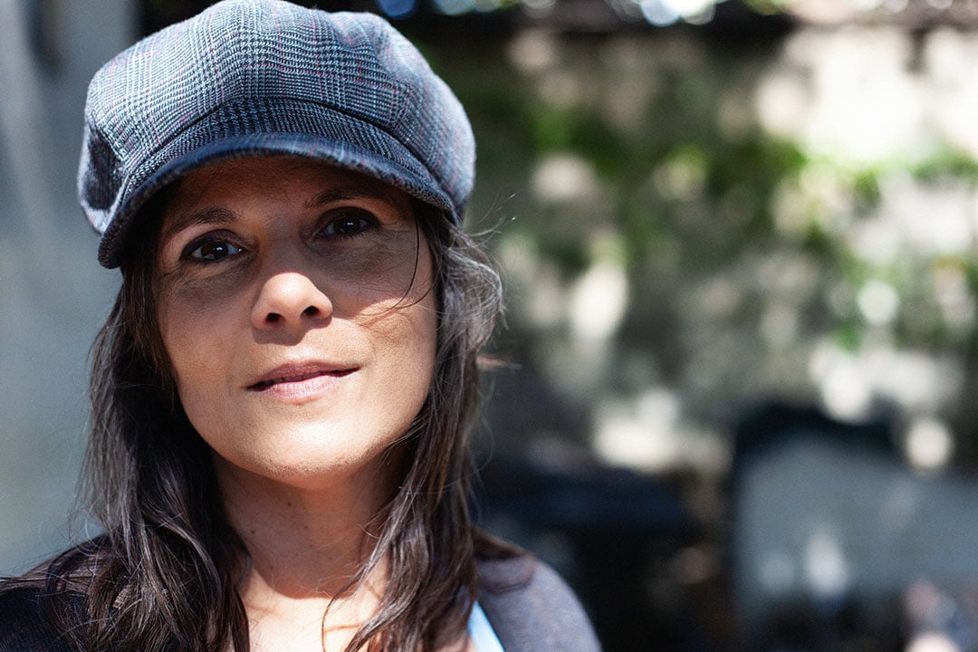 L’auteure Inès Orchani, le 2 septembre 2021, au cimetière du Montparnasse, à Paris © Sydonie Ghayeb pour JA