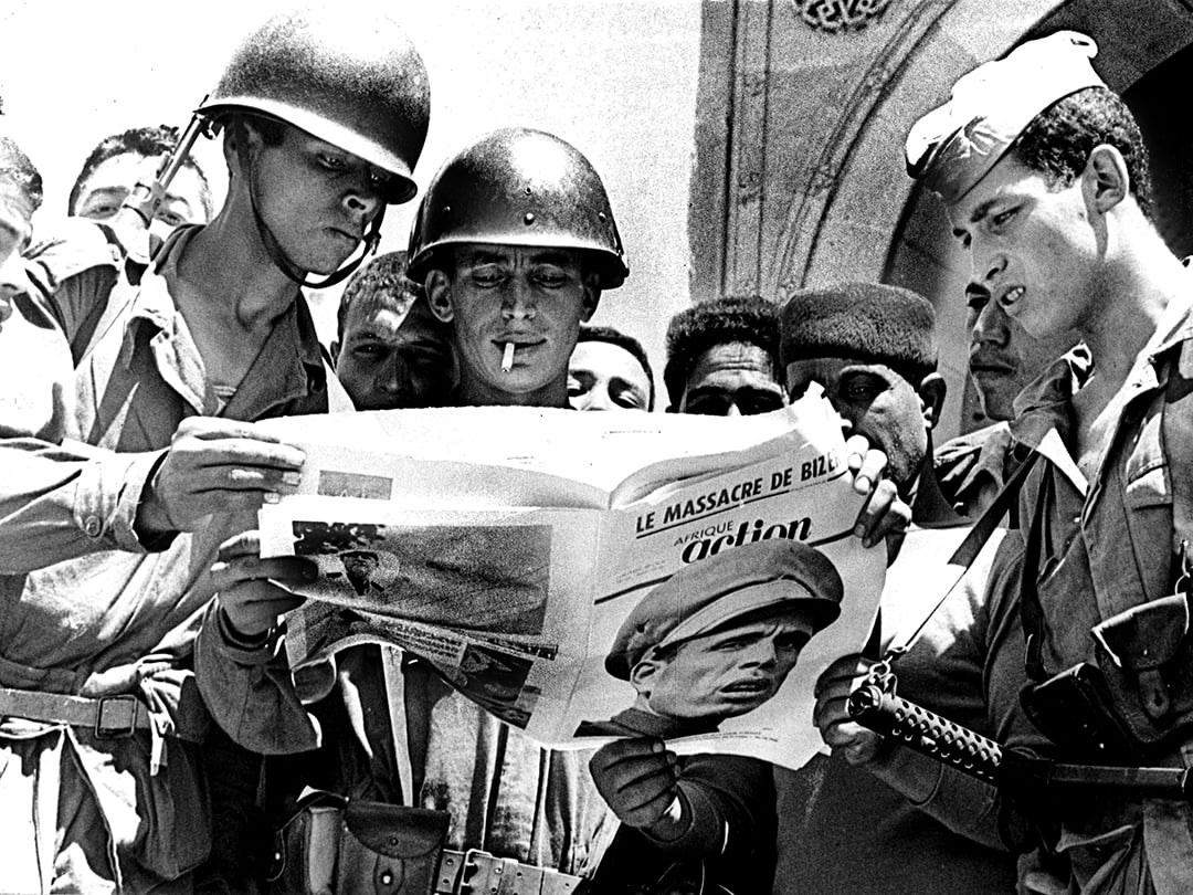 La lecture d'« Afrique Action », l'hebdomadaire tunisien dirigé par Béchir Ben Yahmed, par les soldats tunisiens pendant la bataille de Bizerte, le 26 juillet 1961 © Studio Kahia/ Archives Jeune Afrique