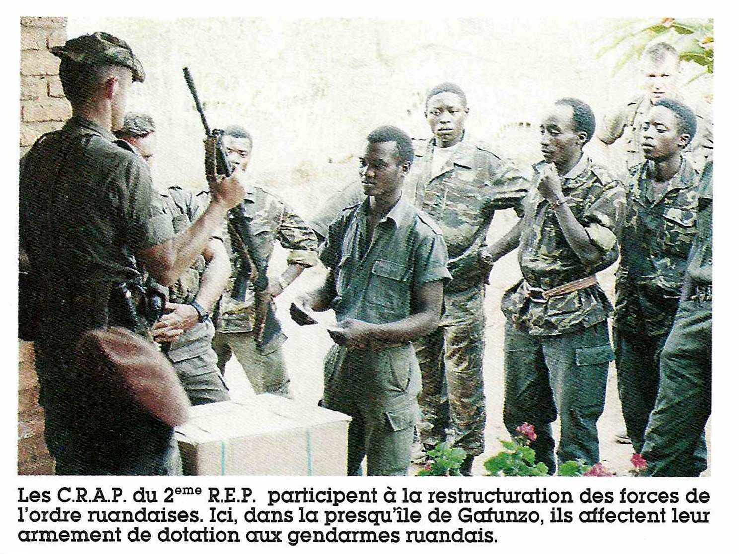 En octobre 1994, Képi blanc, magazine consacré à « la vie de la Légion étrangère », immortalisait le réarmement des « forces de sécurité rwandaises » par des soldats français. © DR