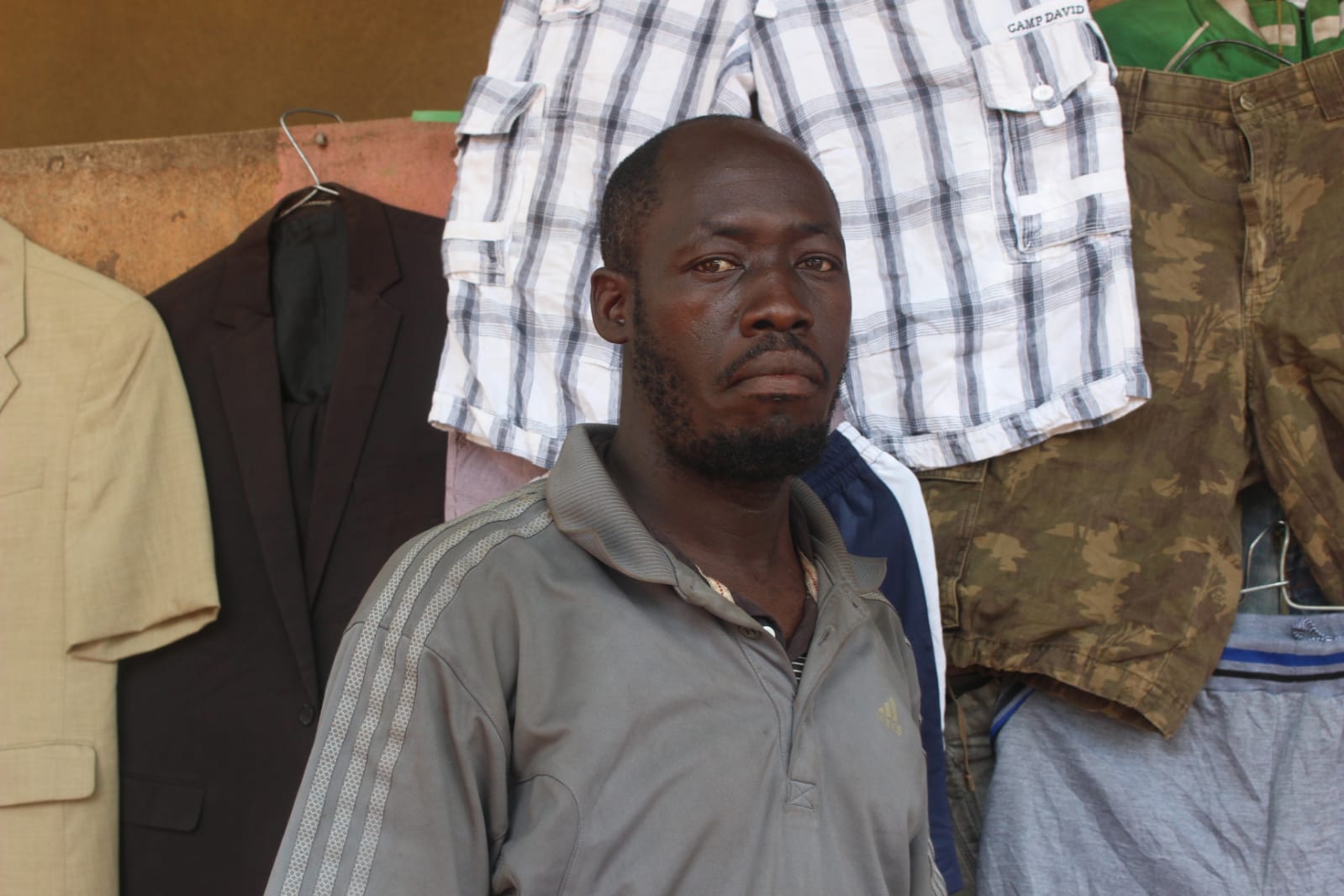 Moussa Keïta, vendeur de rue à Bamako et abstentionniste revendiqué. © Aïssatou Diallo pour JA