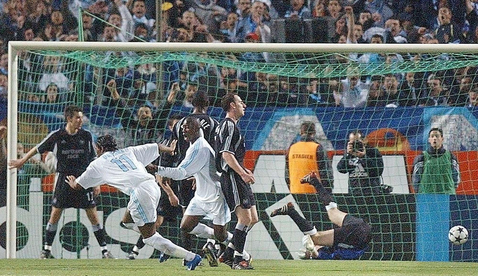 Le Marseillais Didier Drogba, à gauche, lors du match contre Newcastle United, au stade Vélodrome de Marseille, jeudi 6 mai 2004. © JOHN GILES/AP/SIPA