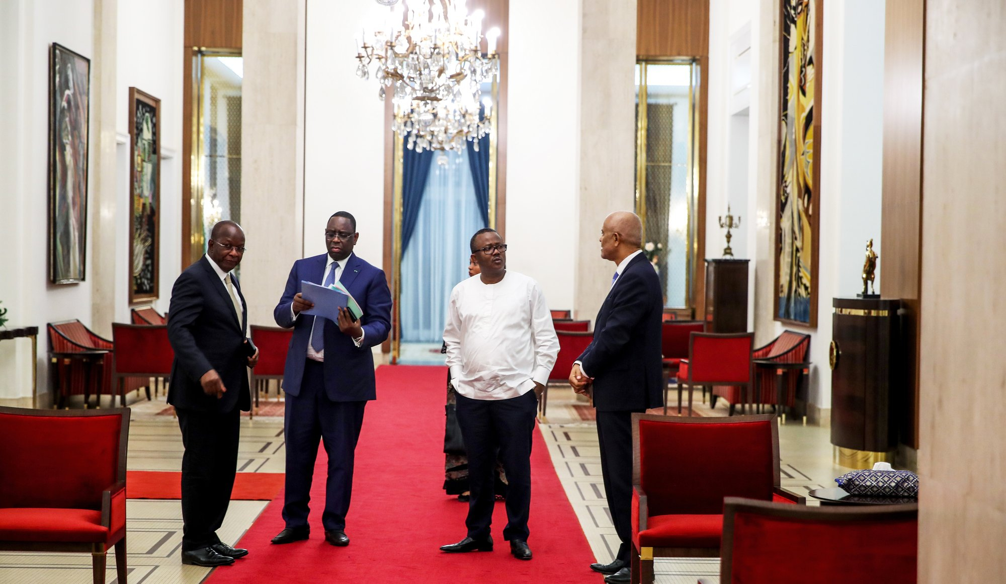 Le nouveau président bissau-guinéen, Umaro Sissoco Embaló (chemise blanche), durant une visite de courtoisie, à Dakar, en mars. © Lionel MANDEIX/Présidence Sénégal