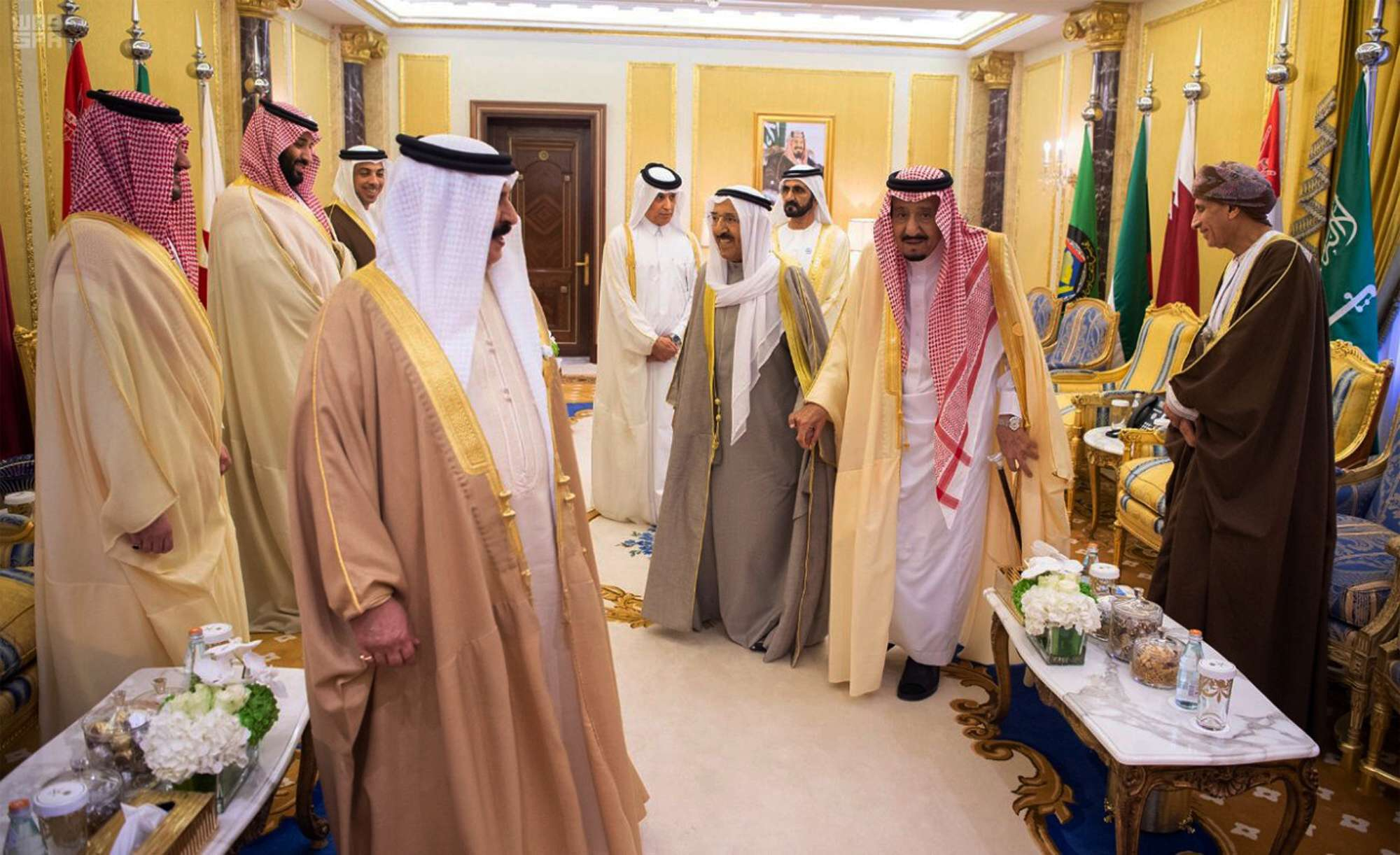 Le roi Salman d'Arabie saoudite (2e d.), tenant la main de l'émir du Koweït, en marge du sommet du Conseil de coopération du Golfe, dimanche 9 décembre 2018 à Riyad (image d'illustration). © AP/SIPA