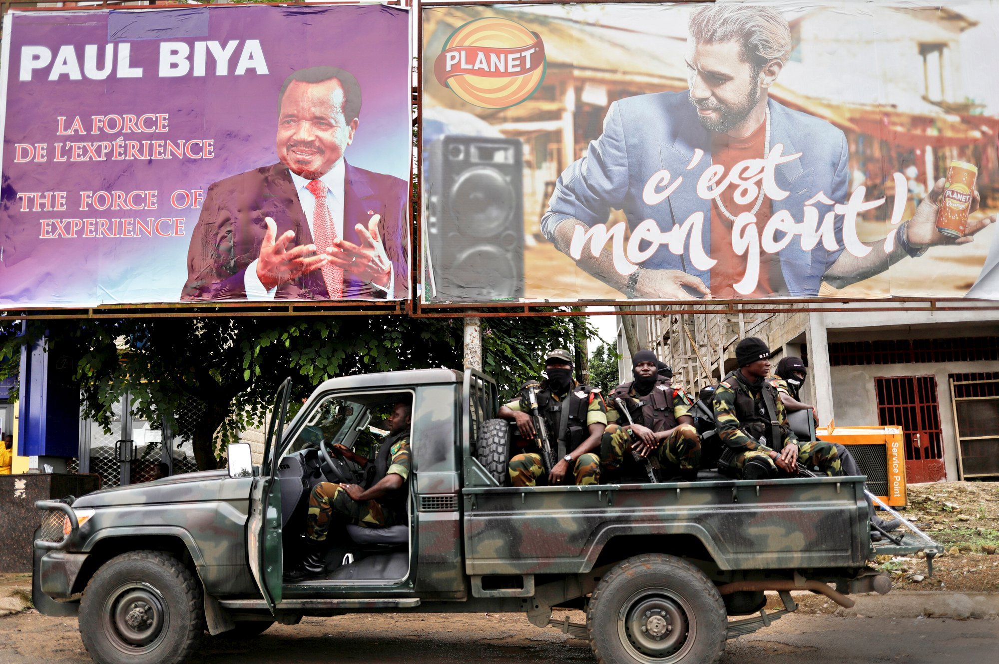 Patrouille du bataillon d’intervention rapide à Buea, en zone anglophone, à quelques jours de la présidentielle au Cameroun, en octobre 2018. © REUTERS