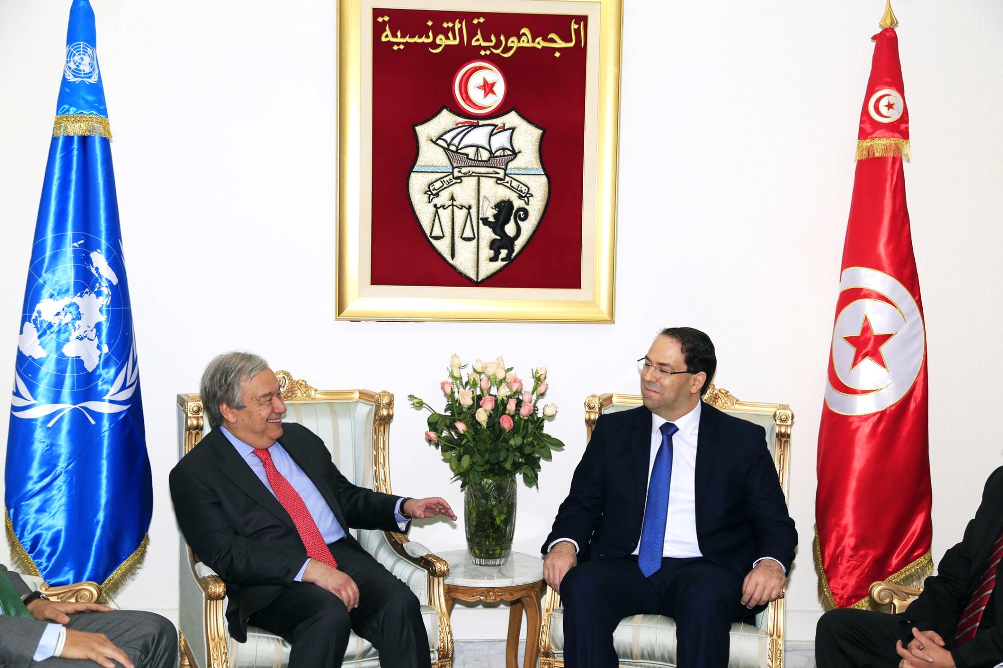 Le secrétaire général de l’ONU, António Guterres (à g.), a plaidé la cause de Moncef Kartas auprès de Youssef Chahed, à Tunis, le 30 mars. © ONU