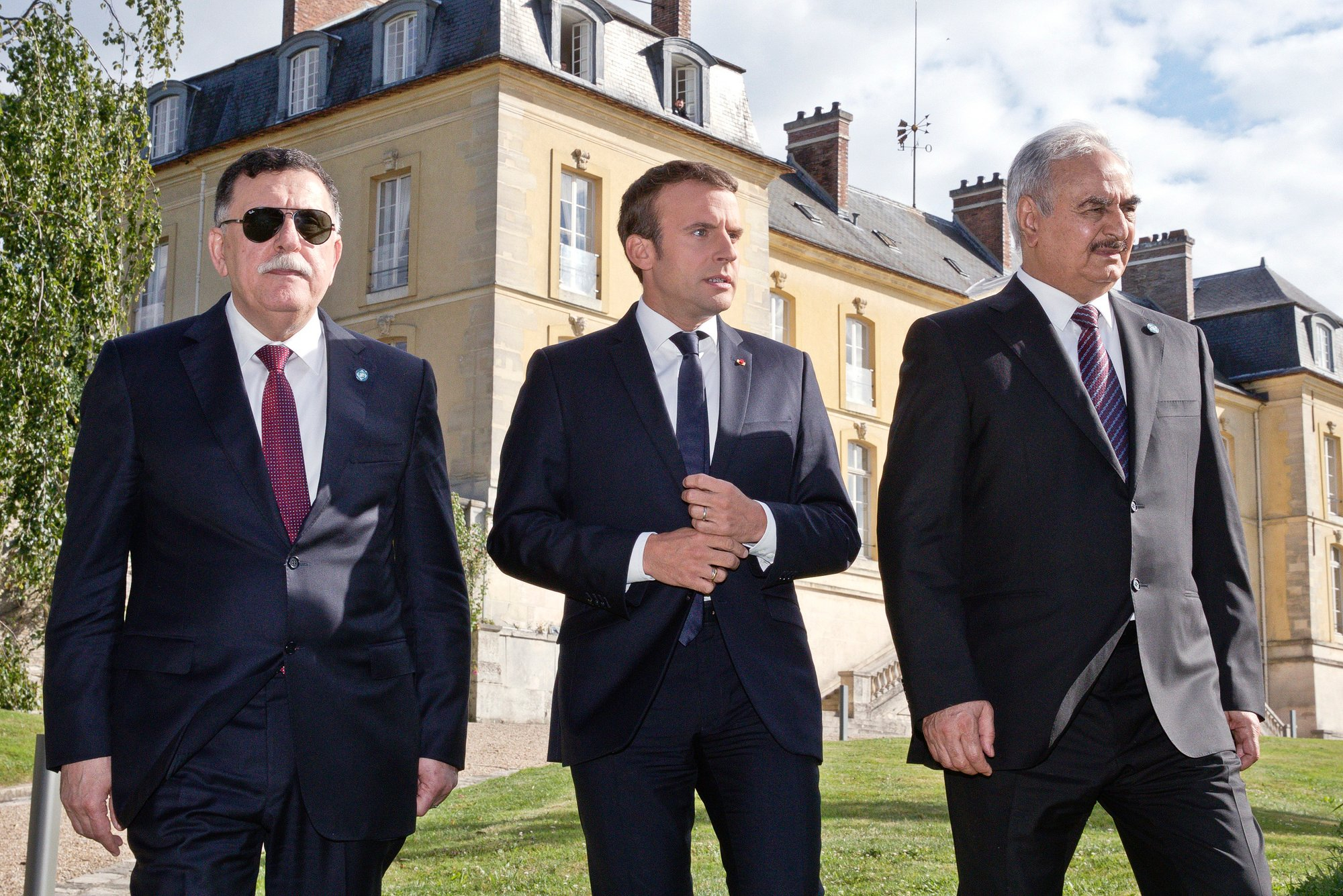 Avec le président français, Emmanuel Macron (au centre), et le Premier ministre, libyen, Fayez el-Sarraj, lors de la rencontre à La Celle-Saint-Cloud, le 25 juillet 2017. © PHILIPPE WOJAZER/POOL/AFP