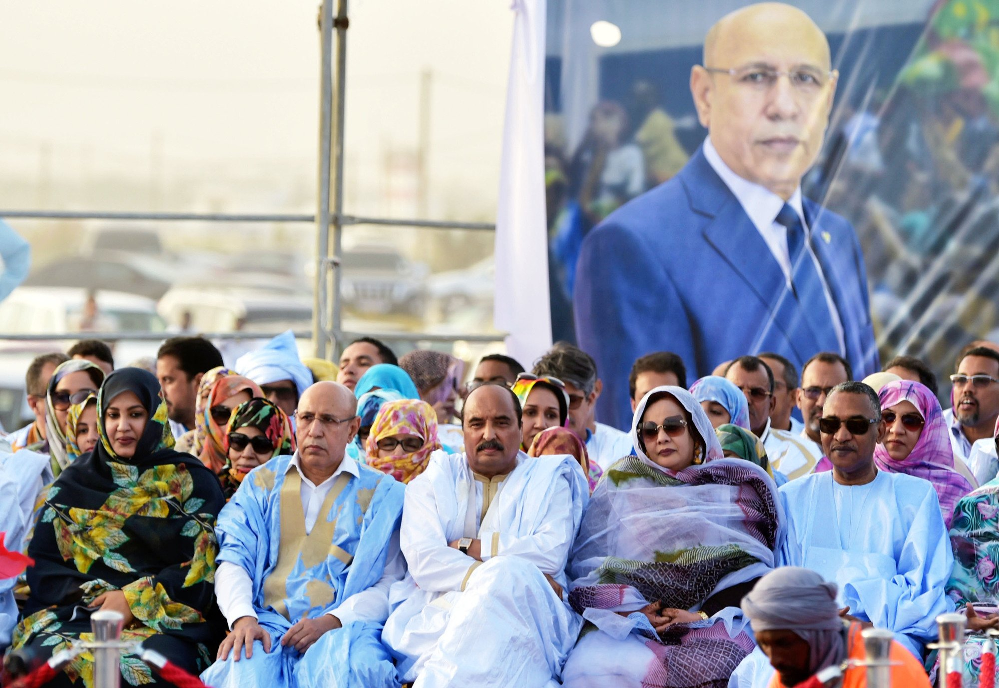 Le chef de l’État (à g.) aux côtés de Mohamed Ould Abdelaziz, lors d’un meeting de campagne, le 20 juin, à Nouakchott. © SIA KAMBOU/AFP