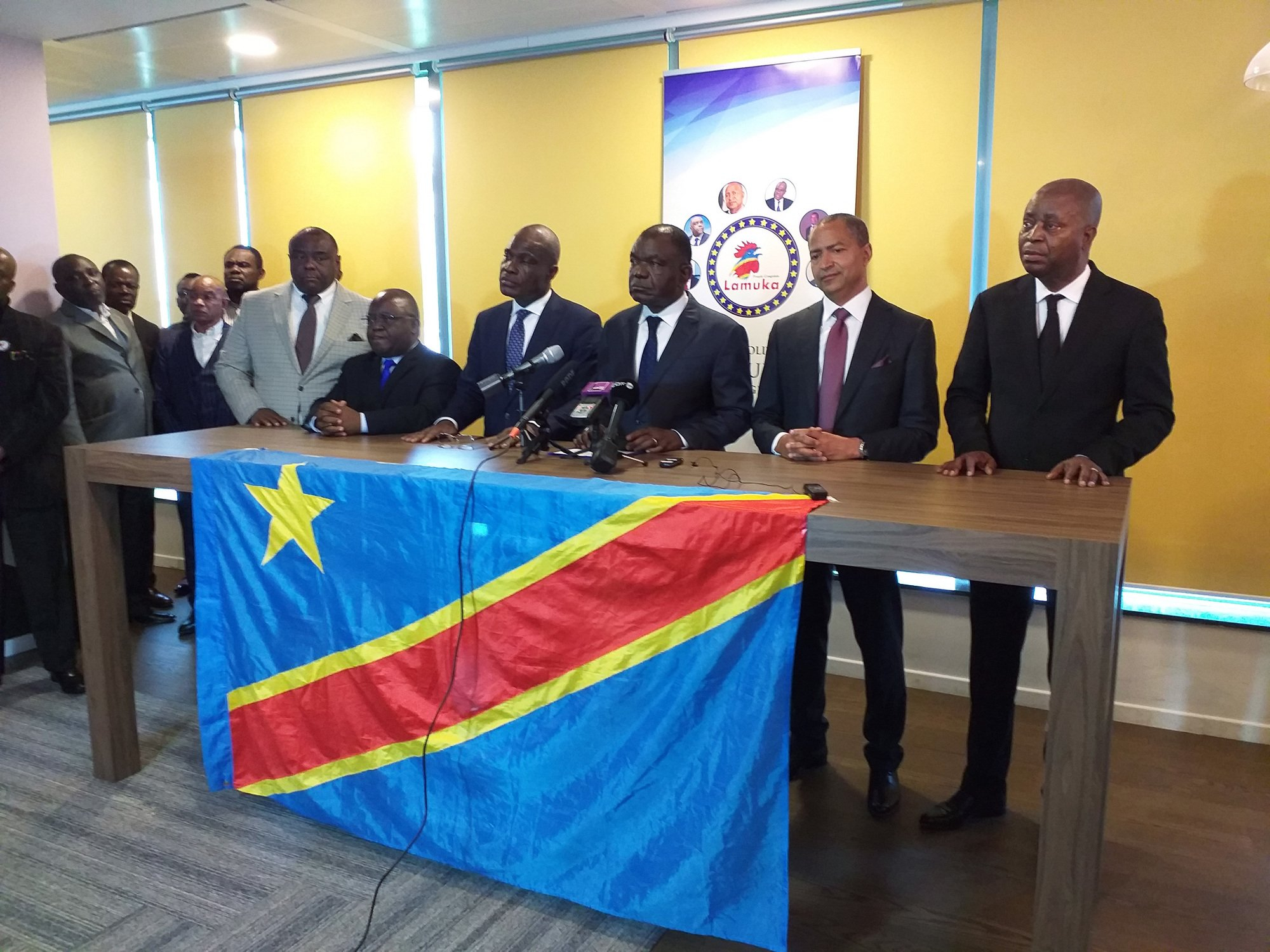 Réunion de la coalition Lamuka à Bruxelles, le 27 avril. De g. à dr. : Jean-Pierre Bemba, Antipas Mbusa Nyamwisi, Martin Fayulu, Freddy Matungulu, Moïse Katumbi et Adolphe Muzito. © GERARD GAUDIN/BELGA/AFP