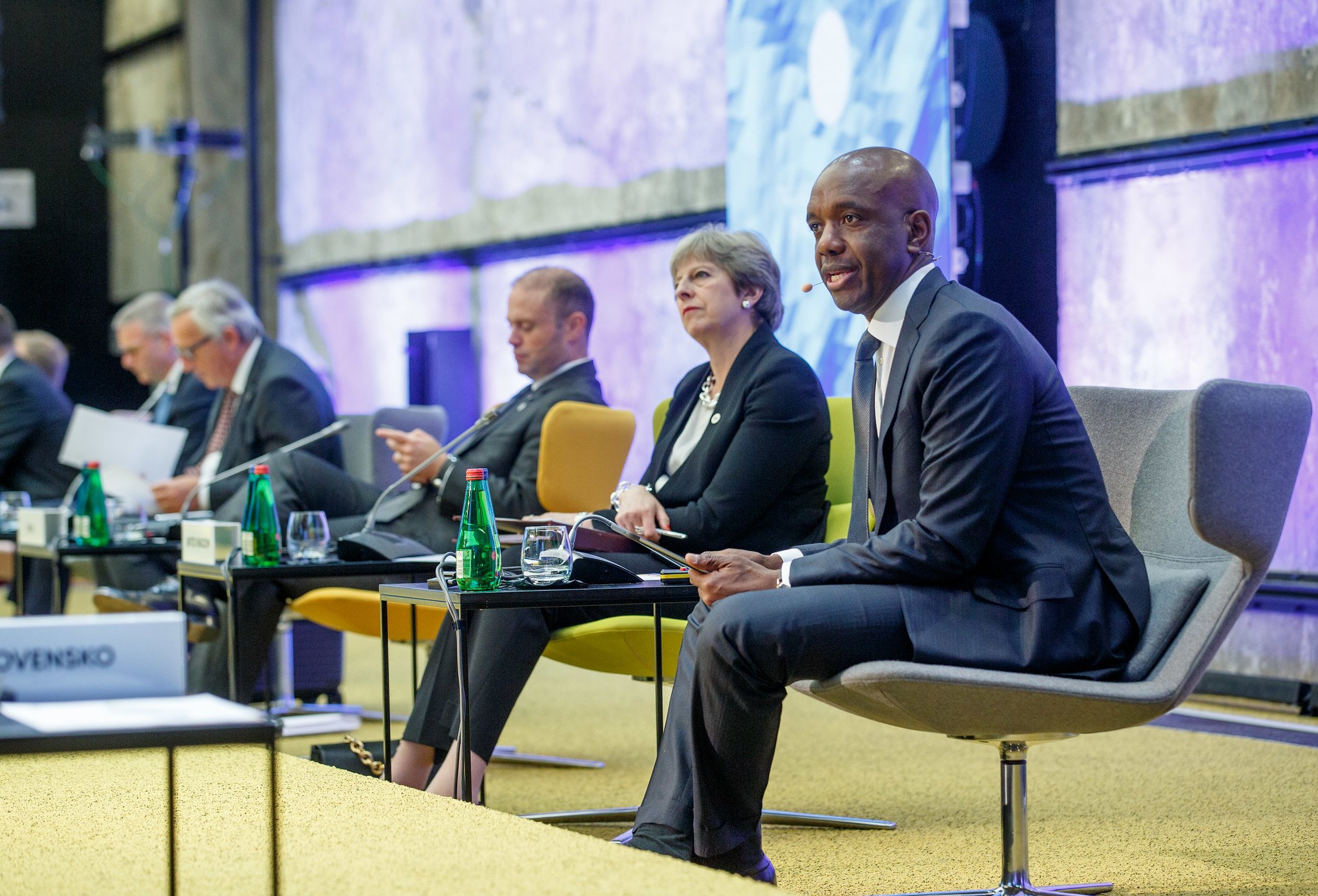 James Manyika aux côtés du premier ministre britannique Theresa May, en septembre 2017. © Raul Mee/Flickr/Licence CC