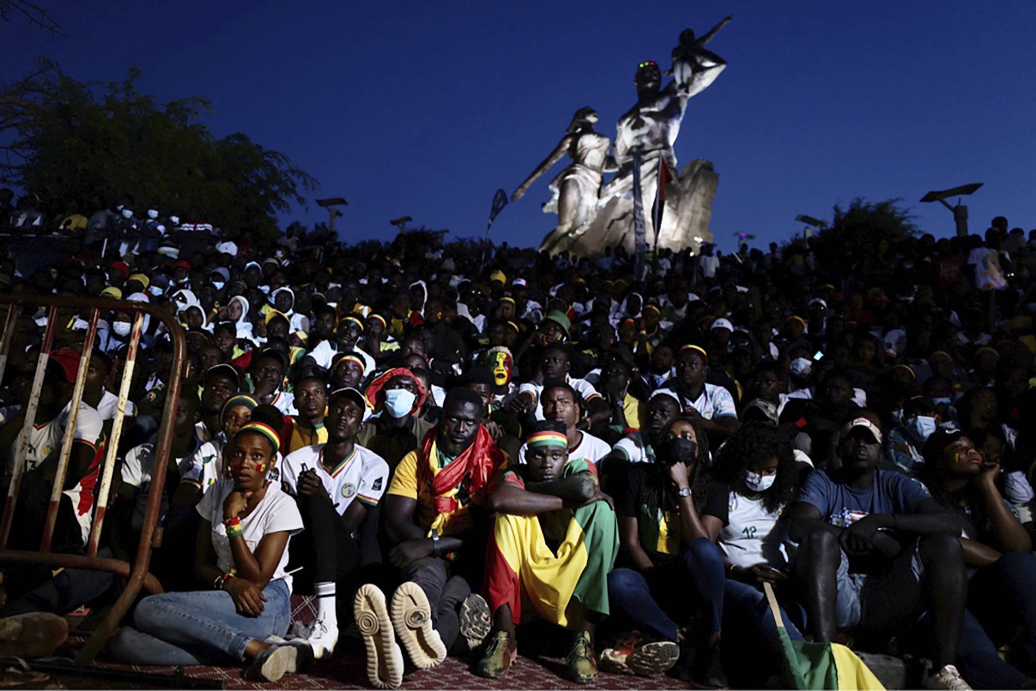 Des supporters du Sénégal, rassemblés à Dakar devant un écran géant pour la finale de la CAN, le 6 février 2022. © Sylvain Cherkaoui/AP/SIPA