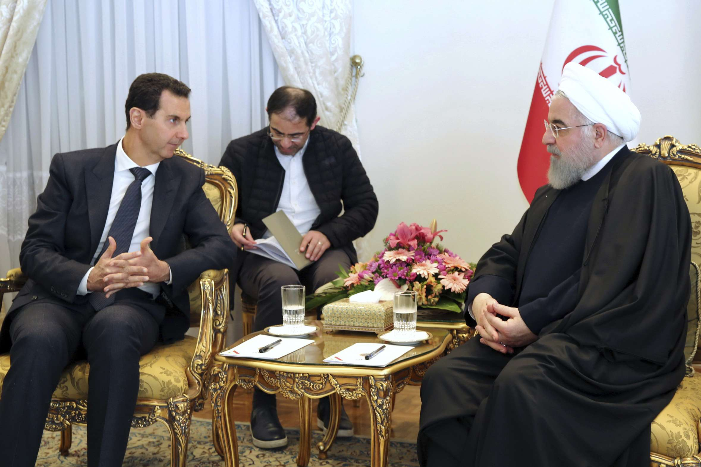 Le président syrien Bachar al-Assad, à gauche, s'entretient avec le président iranien Hassan Rohani, à droite, lors de leur réunion au bureau de la présidence à Téhéran, en Iran, le lundi 25 février 2019. © AP/SIPA