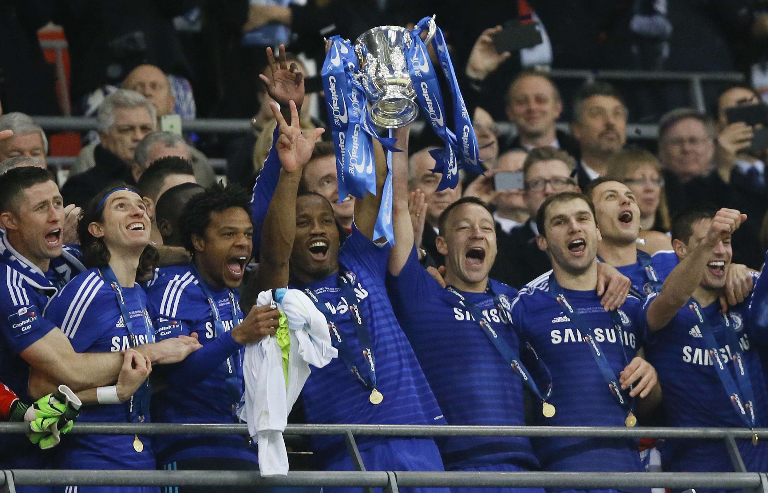 John Terry, de Chelsea, et Didier Drogba tiennent la Coupe de la Ligue anglaise contre le Tottenham. © Kirsty Wigglesworth/AP/SIPA