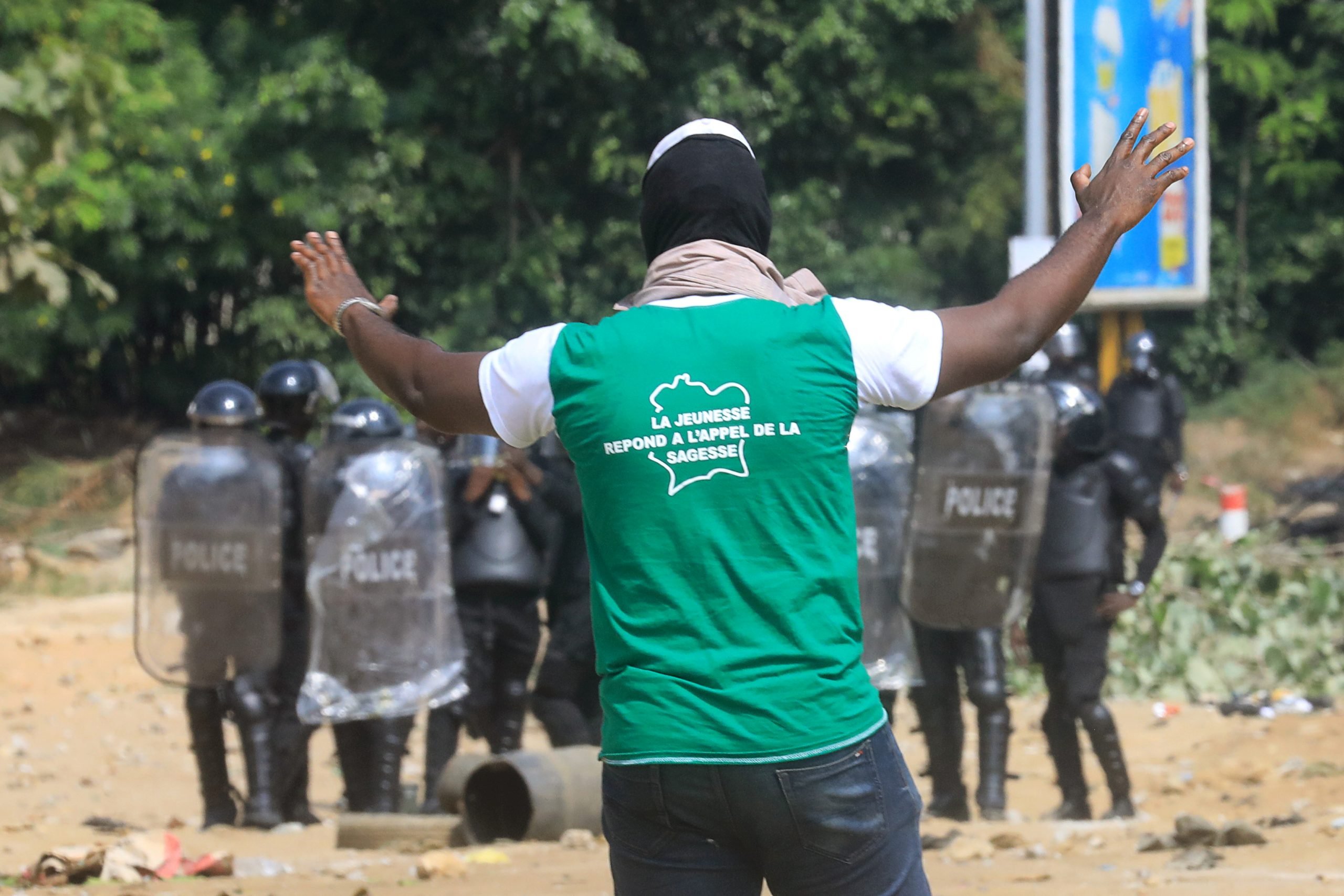 Lors des manifestations contre une nouvelle candidature de Ouattara, le 13 août 2020 à Abidjan. © REUTERS/Thierry Gouegnon