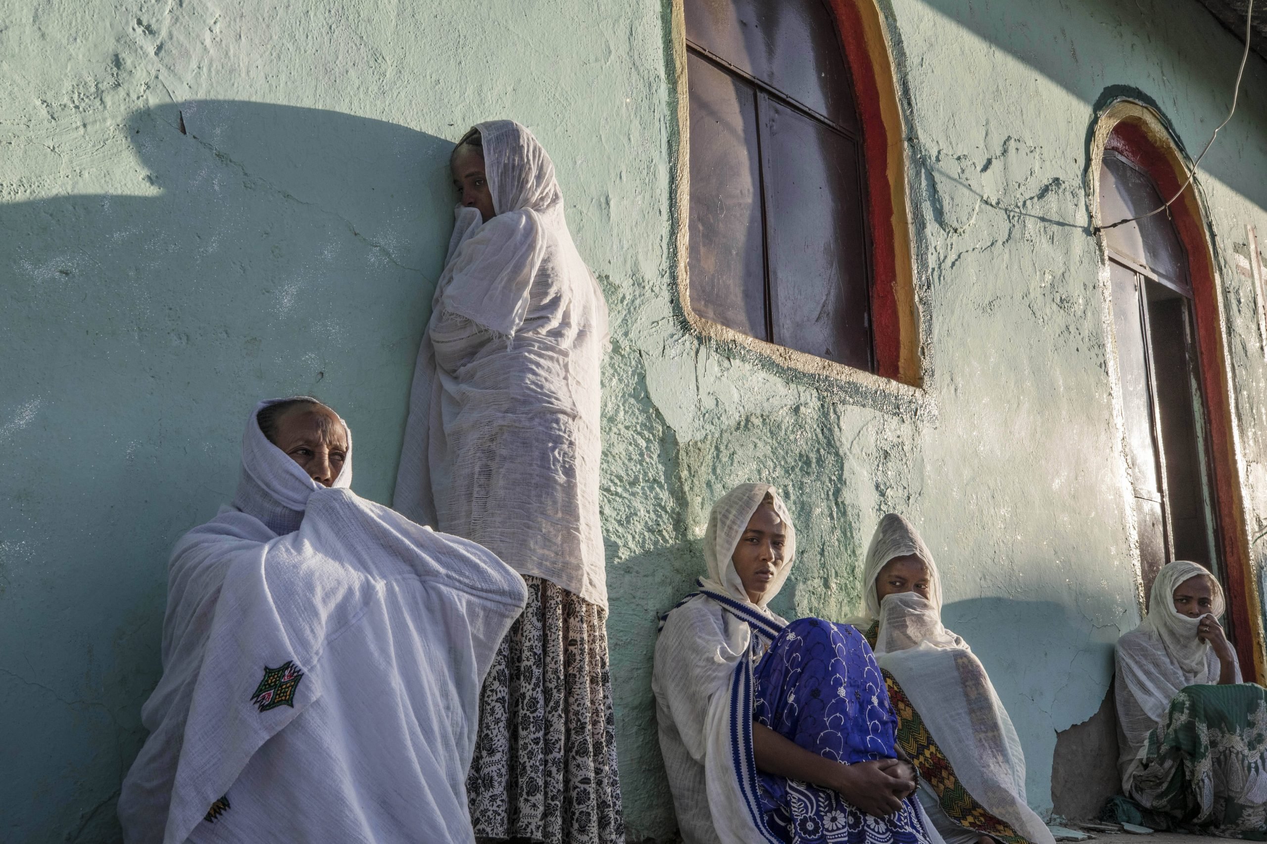 Des réfugiées tigréennes prient lors d'une messe au camp de Qadarif, près de Umm Rakouba, dans l'est du Soudan, le 29 novembre 2020. © Nariman El-Mofty/AP/SIPA
