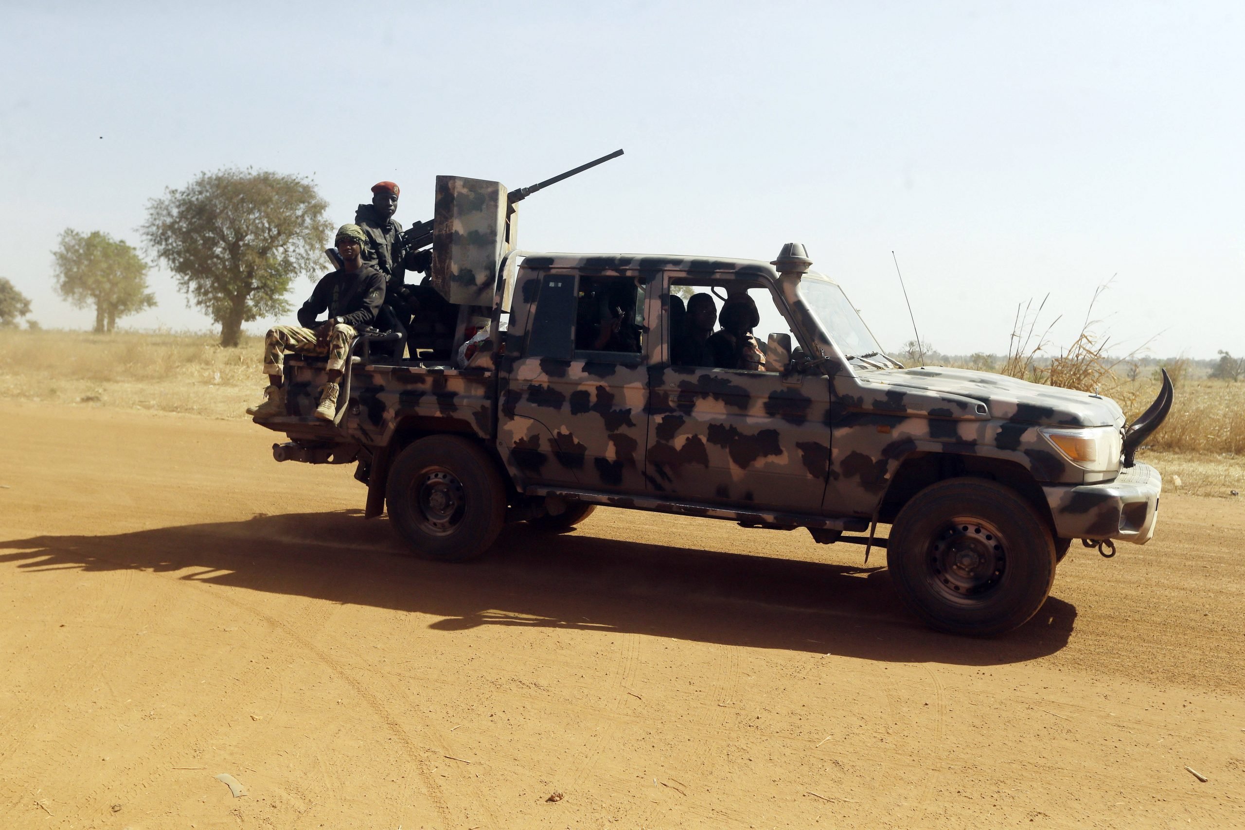 Des soldats nigérians à Kankara, le 16 décembre 2020, après l'enlèvement de plus de 300 lycéens revendiqué par la branche de Boko Haram fidèle à Shekau. © Sunday Alamba/AP/SIPA