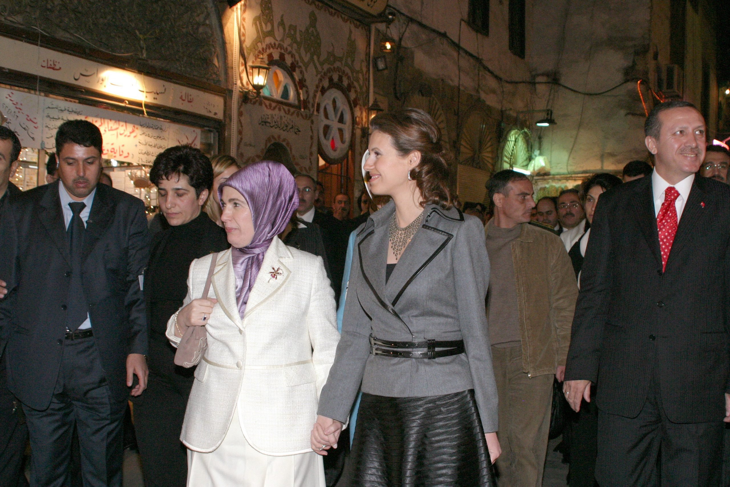 Asma al-Assad fait visiter la vieille ville de Damas à Recep Tayyip Erdogan, le Premier ministre turc (à dr.), et à l'épouse de ce dernier, Emine, le 22 décembre 2004. © Balkis Press/ABACA