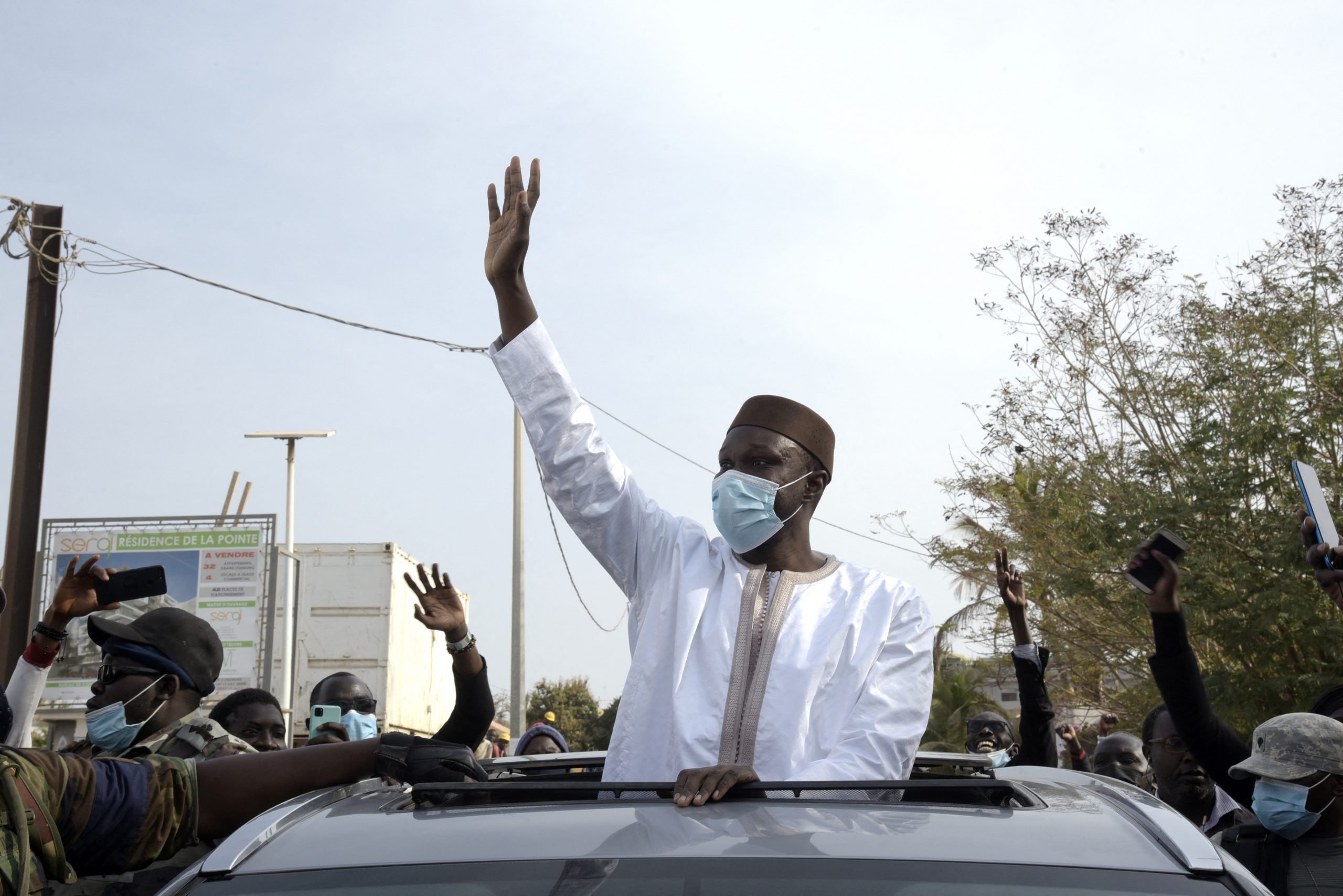 Le député Ousmane Sonko au milieu de ses partisans, le 3 mars 2021, avant d'être arrêté pour "trouble à l'ordre public". © Seyllou/AFP