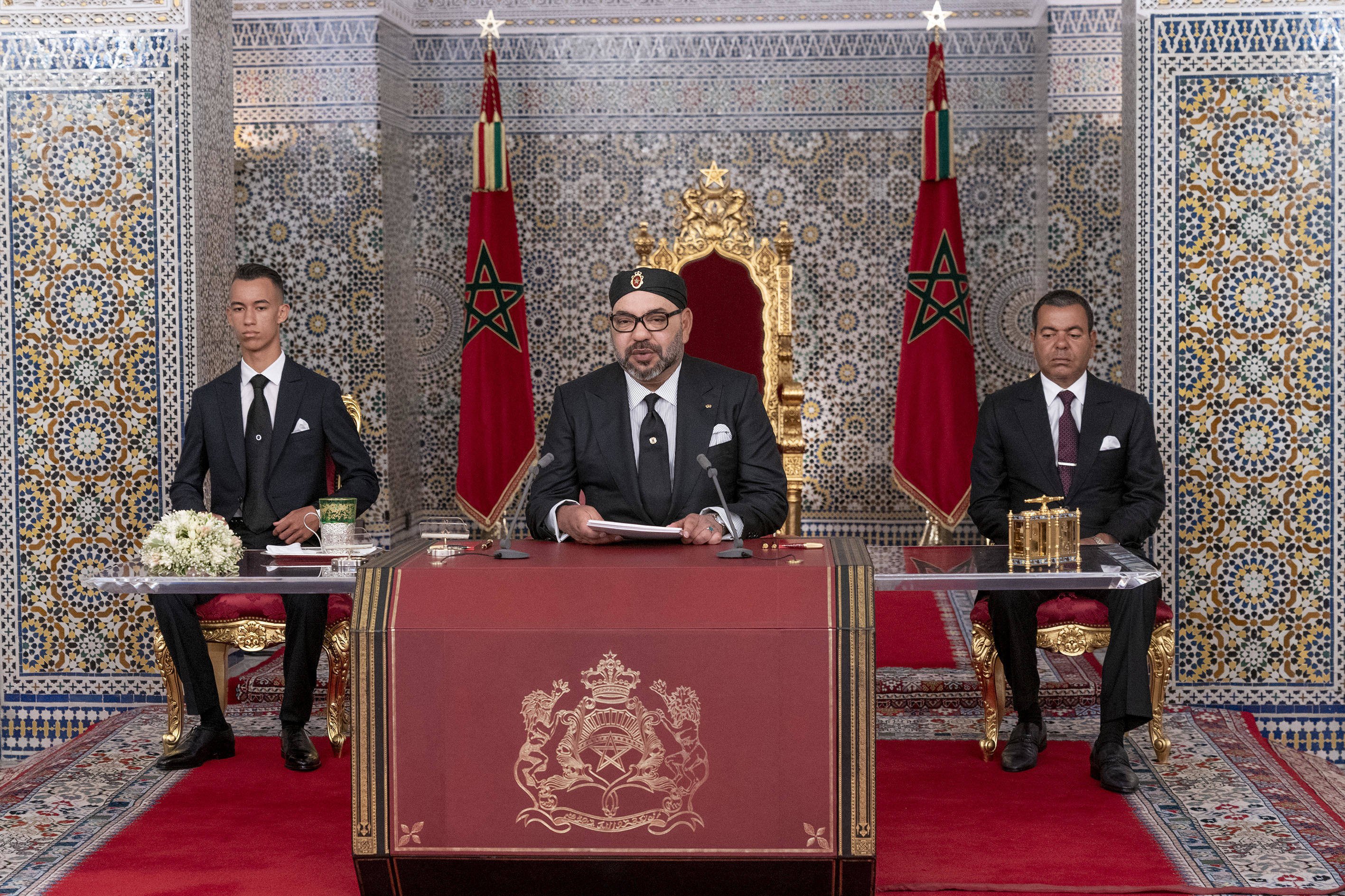 Le roi Mohammed VI (au centre) réitérant son appel à élaborer un nouveau modèle de développement, dans son discours prononcé le 29 juillet 2019 à Tétouan (image d'illustration). © AP/SIPA