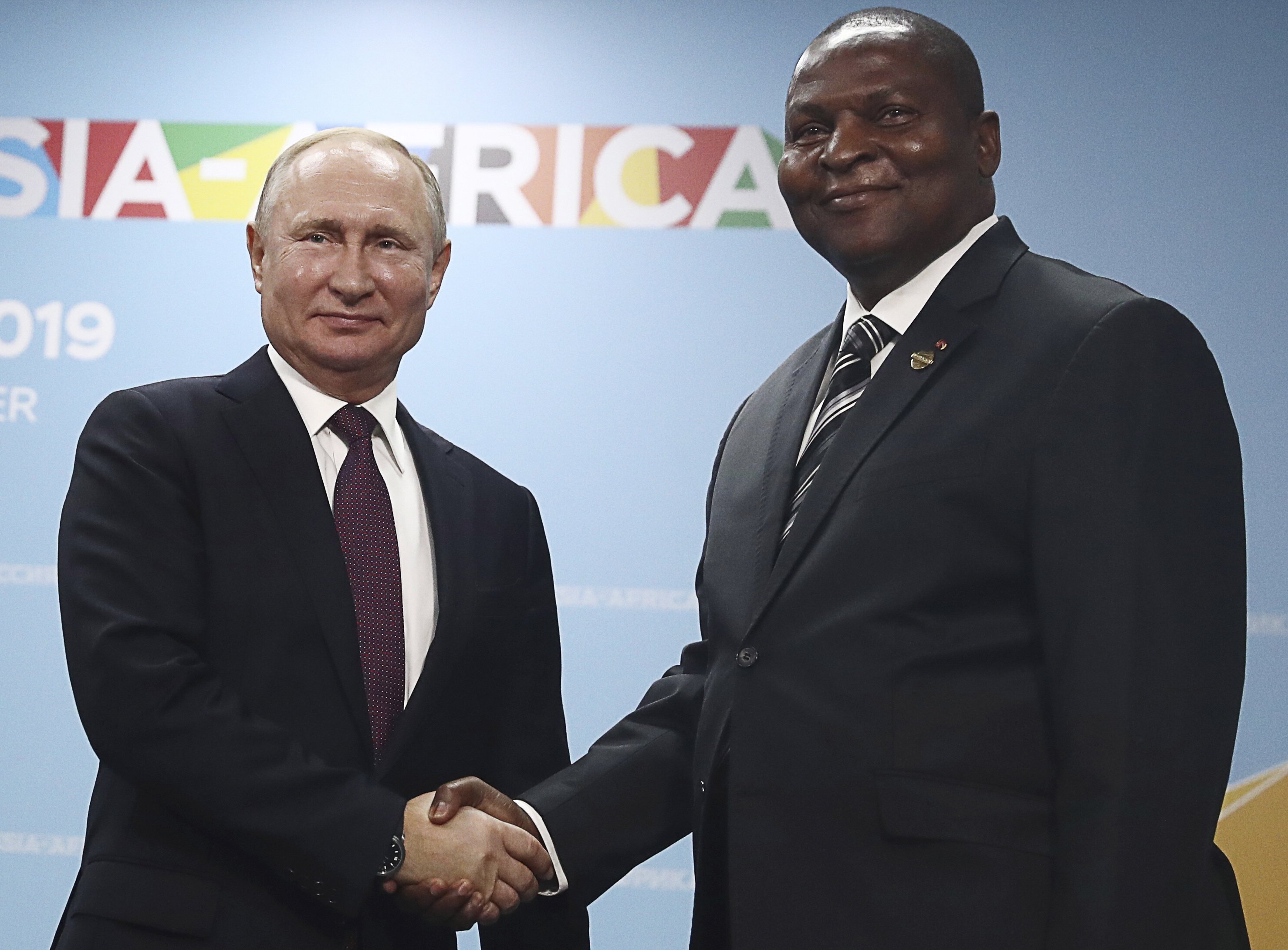 Vladimir Poutine et le président centrafricain Faustin Archange Touadera. © Sergei Fadeyechev/AP/SIPA