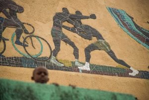 Mosaïque de boxeurs en hommage à la victoire de Mohamed Ali contre George Foreman le 30 octobre 1974 au stade Tata Raphael de Kinshasa. Photographie prise le 4 juin 2016, © JUNIOR KANNAH/AFP.