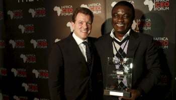 Frédéric Sicre et Jacob Kholi (Abraaj) recevant le prix Africa CEO Forum du meilleur capital-investisseur. © Bruno Levy-ACF