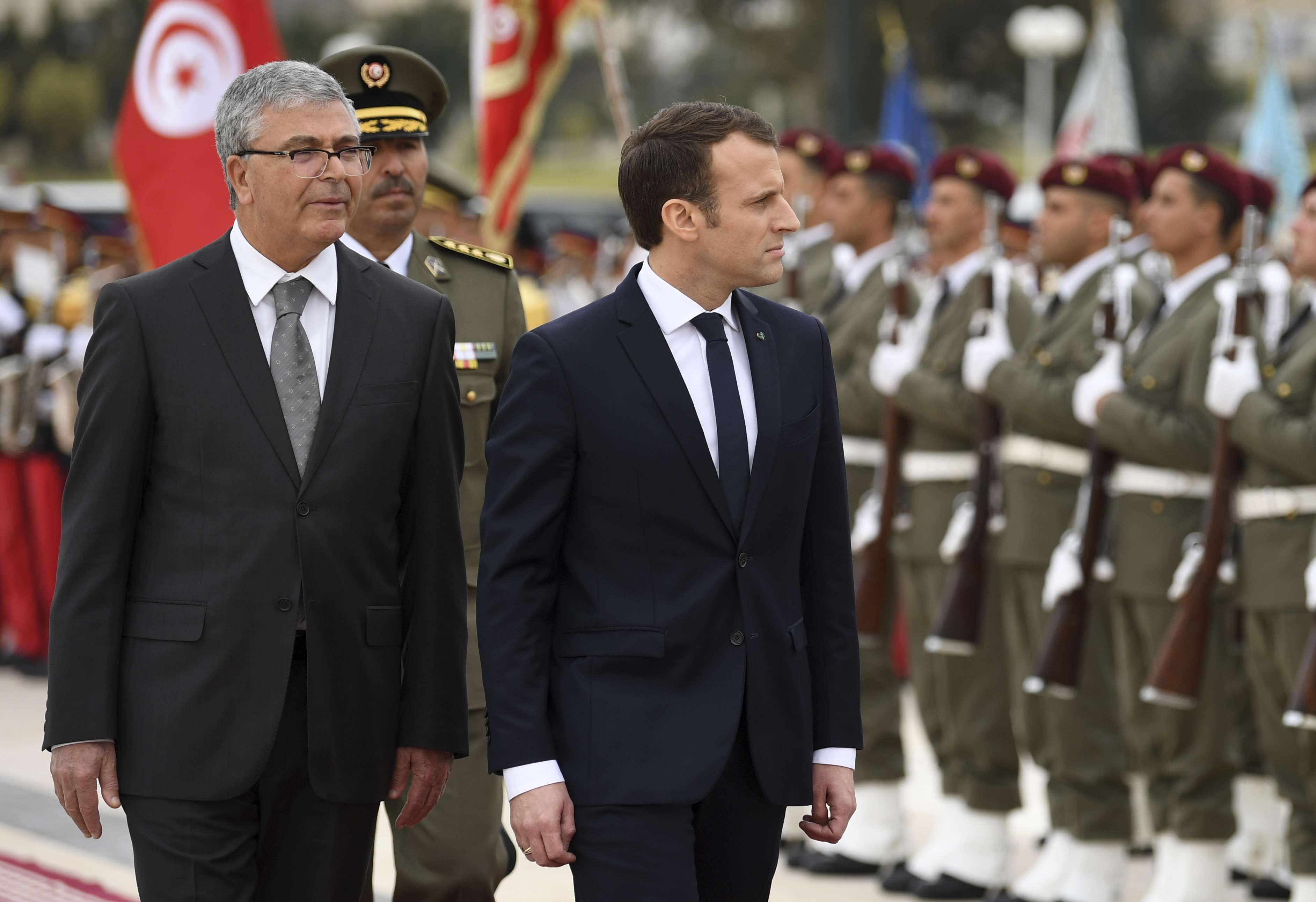 Le ministre de la Défense, Abdelkrim Zbidi (à gauche), passant les troupes en revue aux côtés du président français Emmanuel Macron, en visite en Tunisie en février 2018. © Eric Feferberg/AP/SIPA