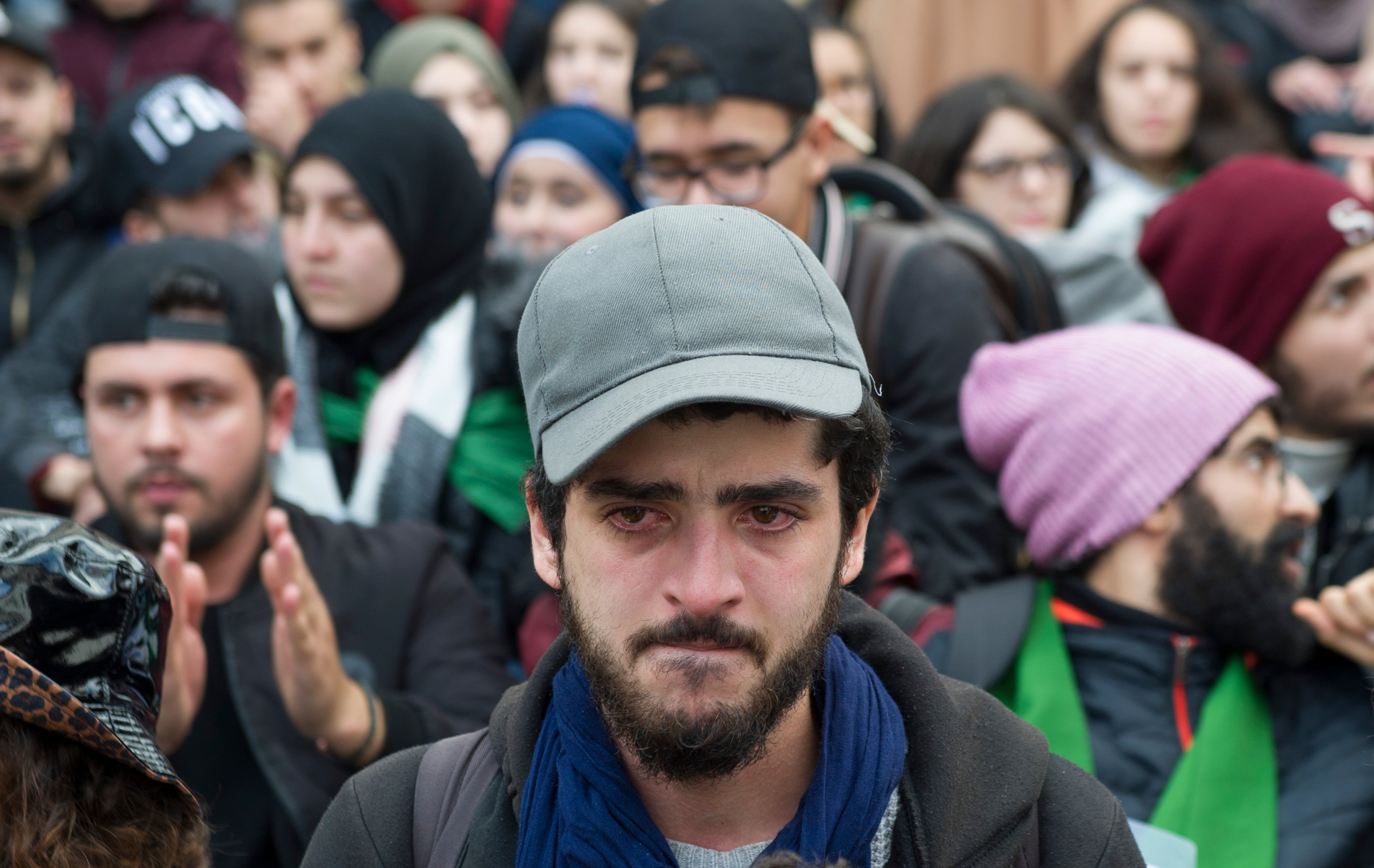 Cet étudiant réagi à sa manière à la répression d’une marche estudiantine. © Samir Sid