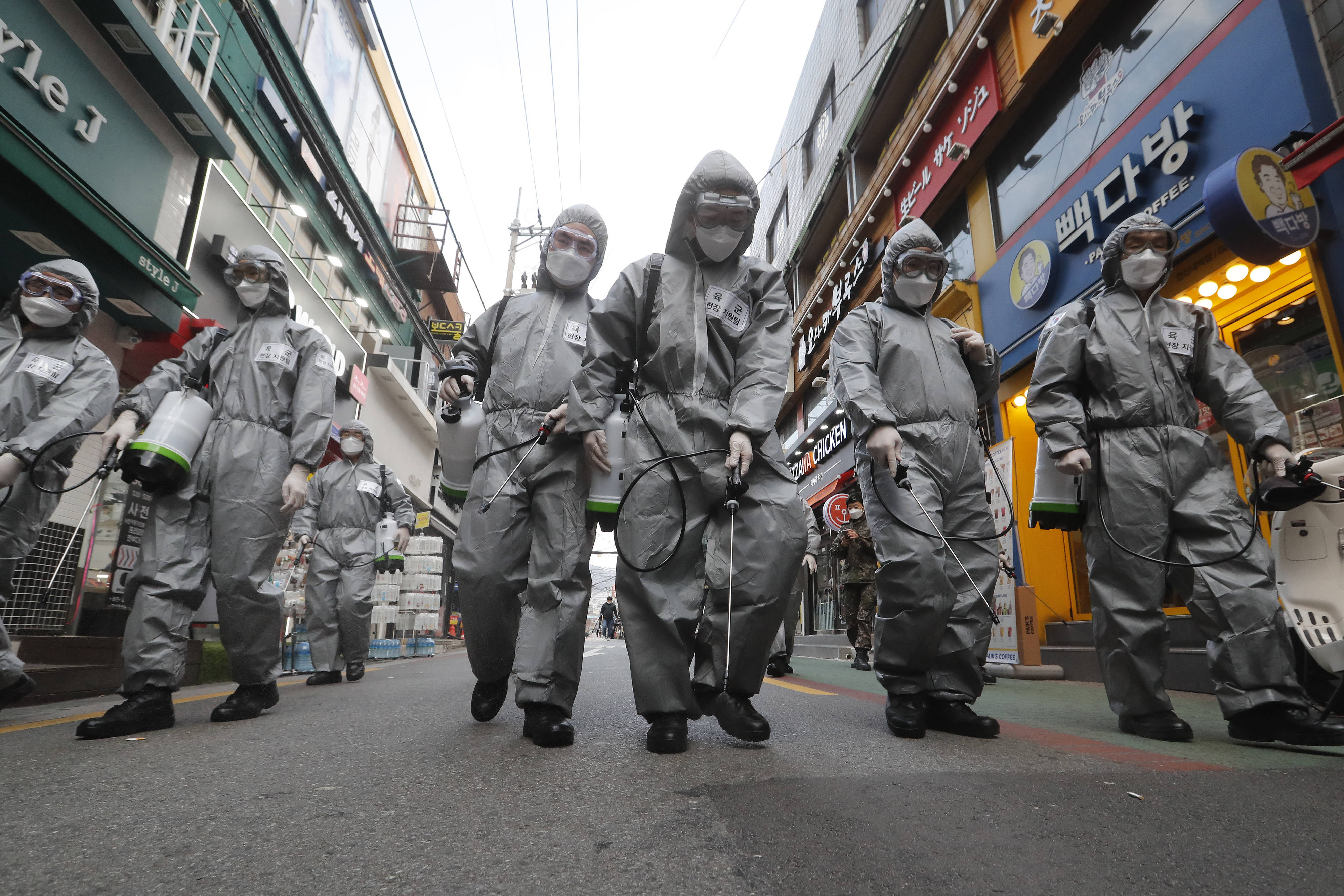 Des membres de l'armée sud-coréenne désinfectent les rues de Séoul, le 4 mars 2020. © Ahn Young-joon/AP/SIPA