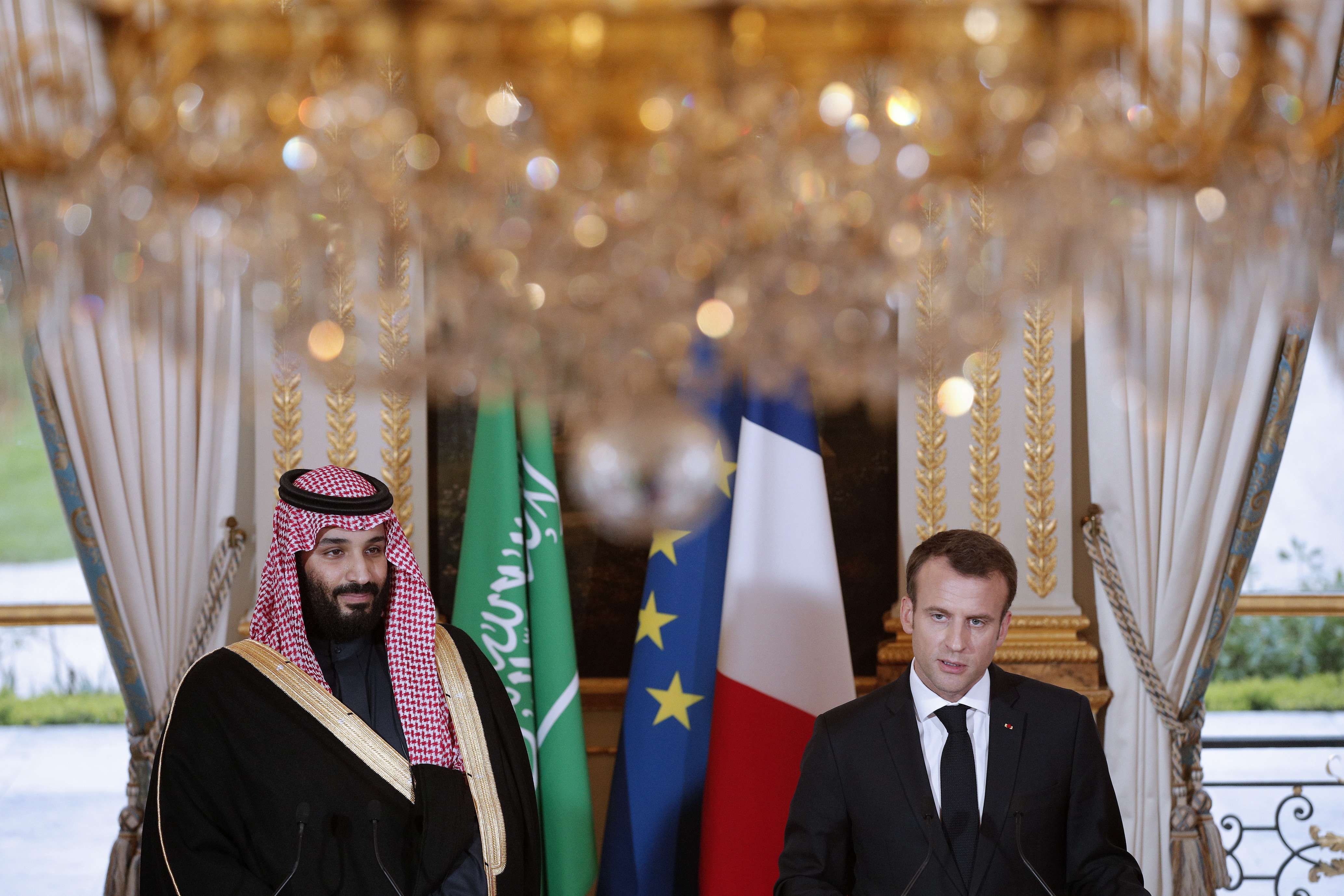Mohammed Ben Salman, prince héritier du trône en Arabie saoudite, et Emmanuel Macron, président français, le 10 avril 2018 au palais de l'Élysée. © Yoan Valat/AP/SIPA