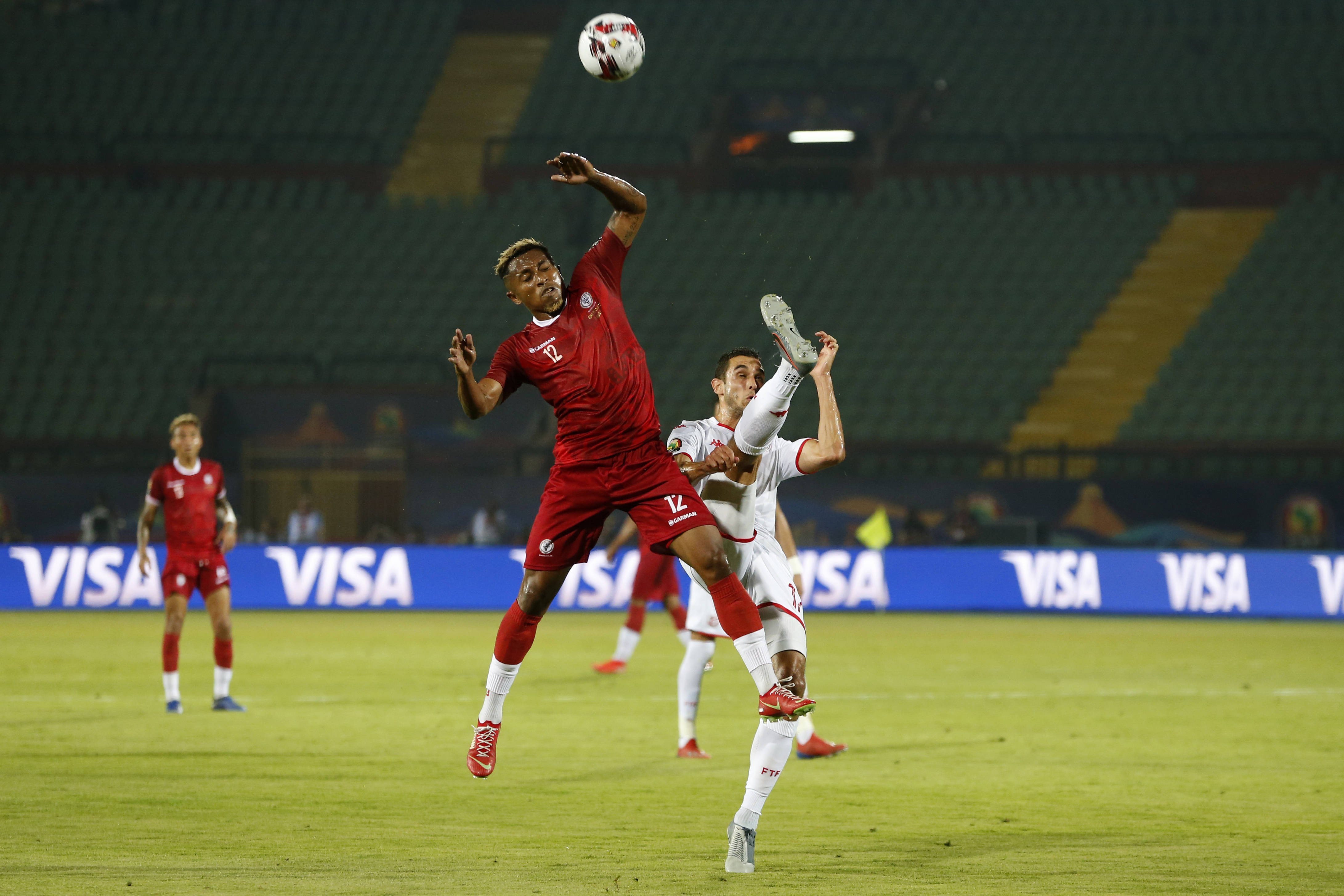 Lalaina Enjanahary (Madagascar) et Ellyes Skhiri (Tunisie) se disputent le ballon lors du match de quart de finale de la Coupe d'Afrique des nations au stade Al Salam du Caire, en Égypte, le jeudi 11 juillet 2019. © Ariel Schalit/AP/SIPA