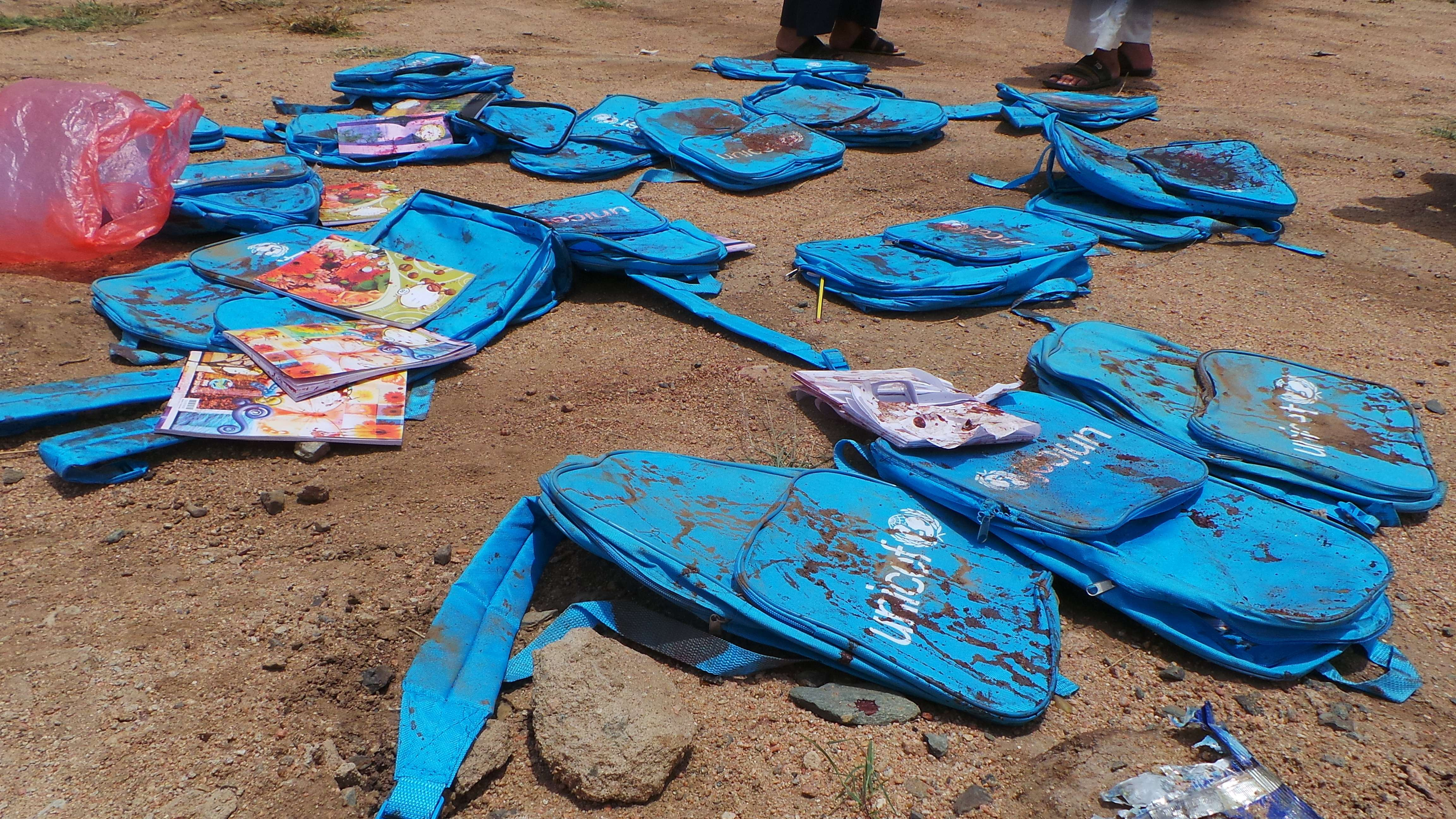 Des cartables d'enfants victimes d'un bombardement saoudien, le 10 août 2018 à Saada. © Kareem al-Mrrany/AP/SIPA