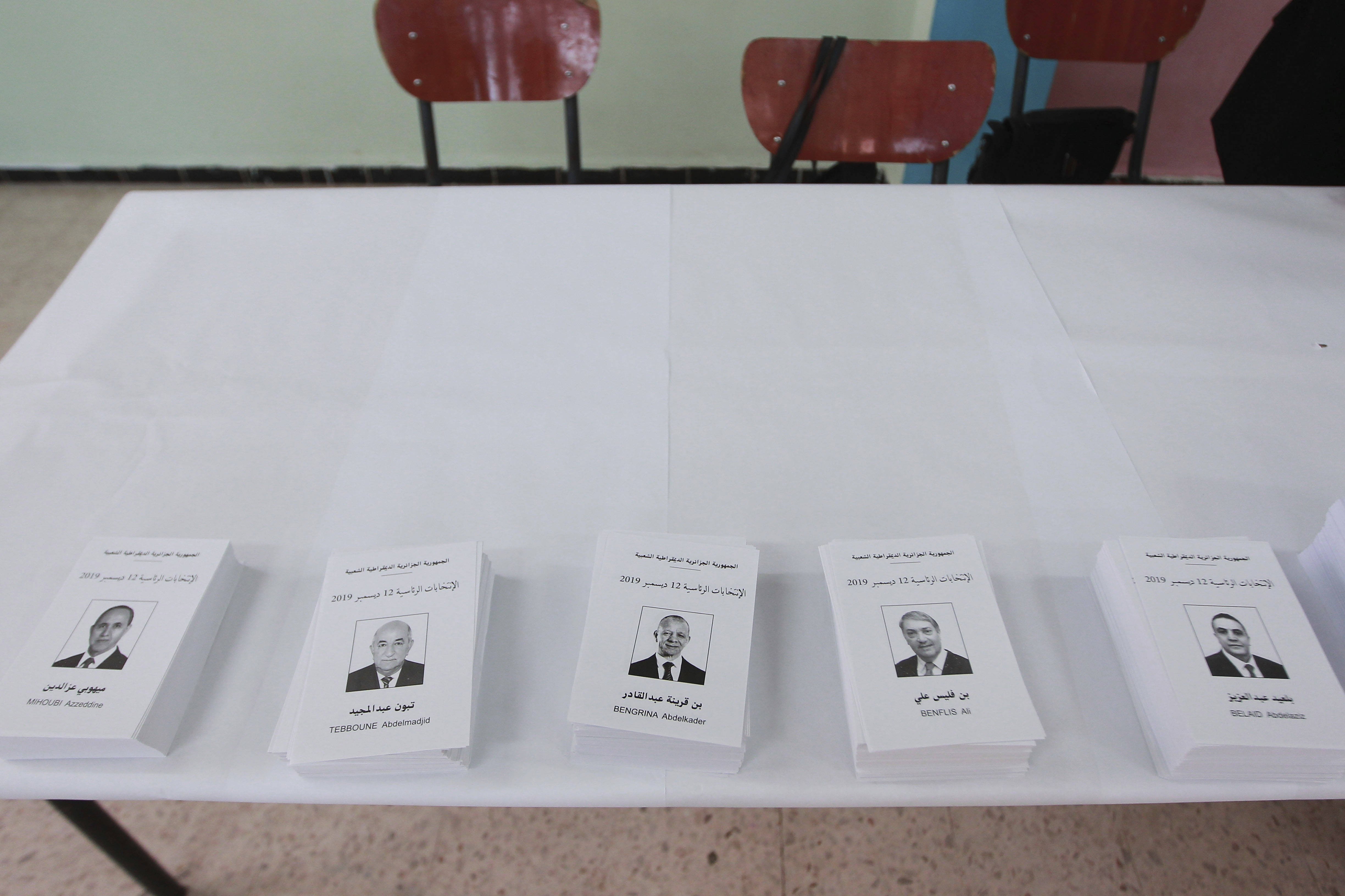 Les bulletins de vote pour les cinq candidats dans un bureau d'Alger, jeudi 12 décembre 2019. © Fateh Guidoum/AP/SIPA